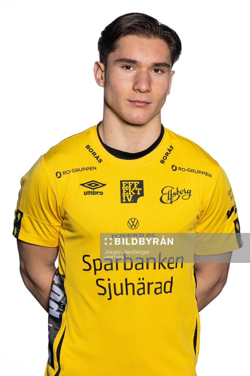 Adnan Skrijelj under en porträttfotografering med Elfsborg den 7 mars 2025 i Borås. 