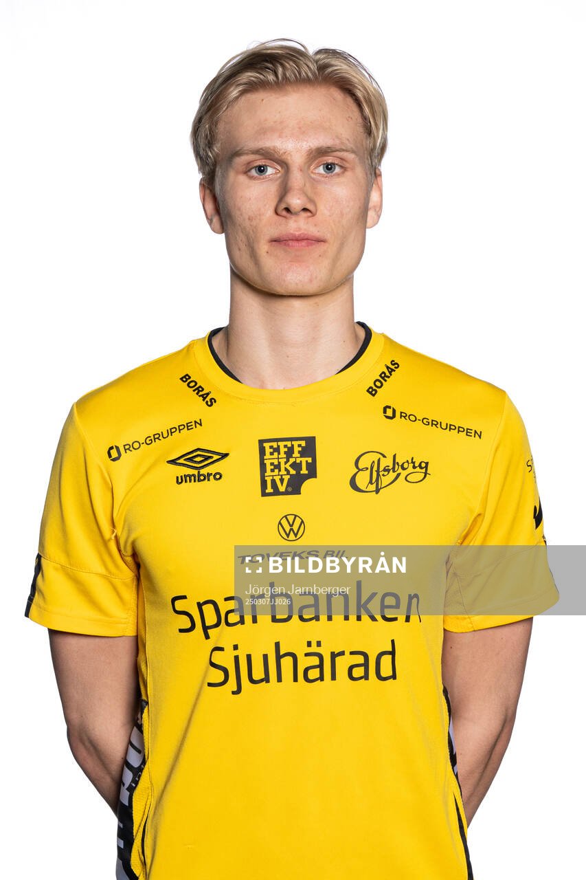 Kasper Örtegren under en porträttfotografering med Elfsborg den 7 mars 2025 i Borås. 