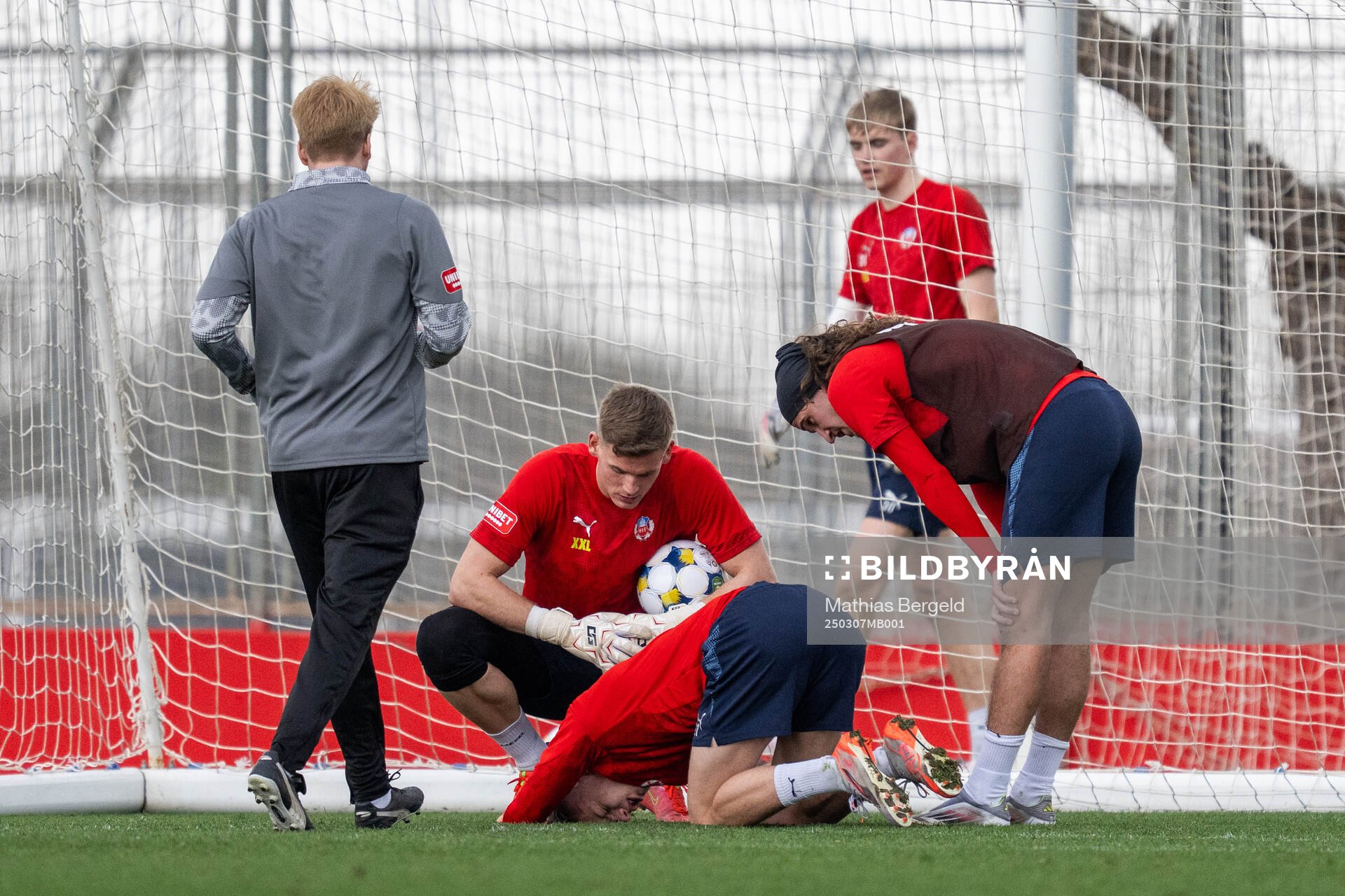 Adrian Svanbäck har ont och ses till av målvakt Johan