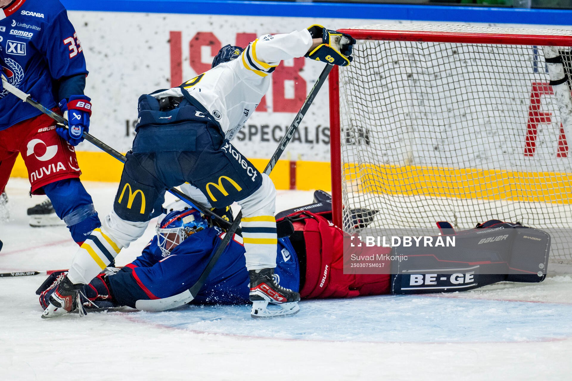 Oskarshamns målvakt Evan Cowley och Södertäljes Filip