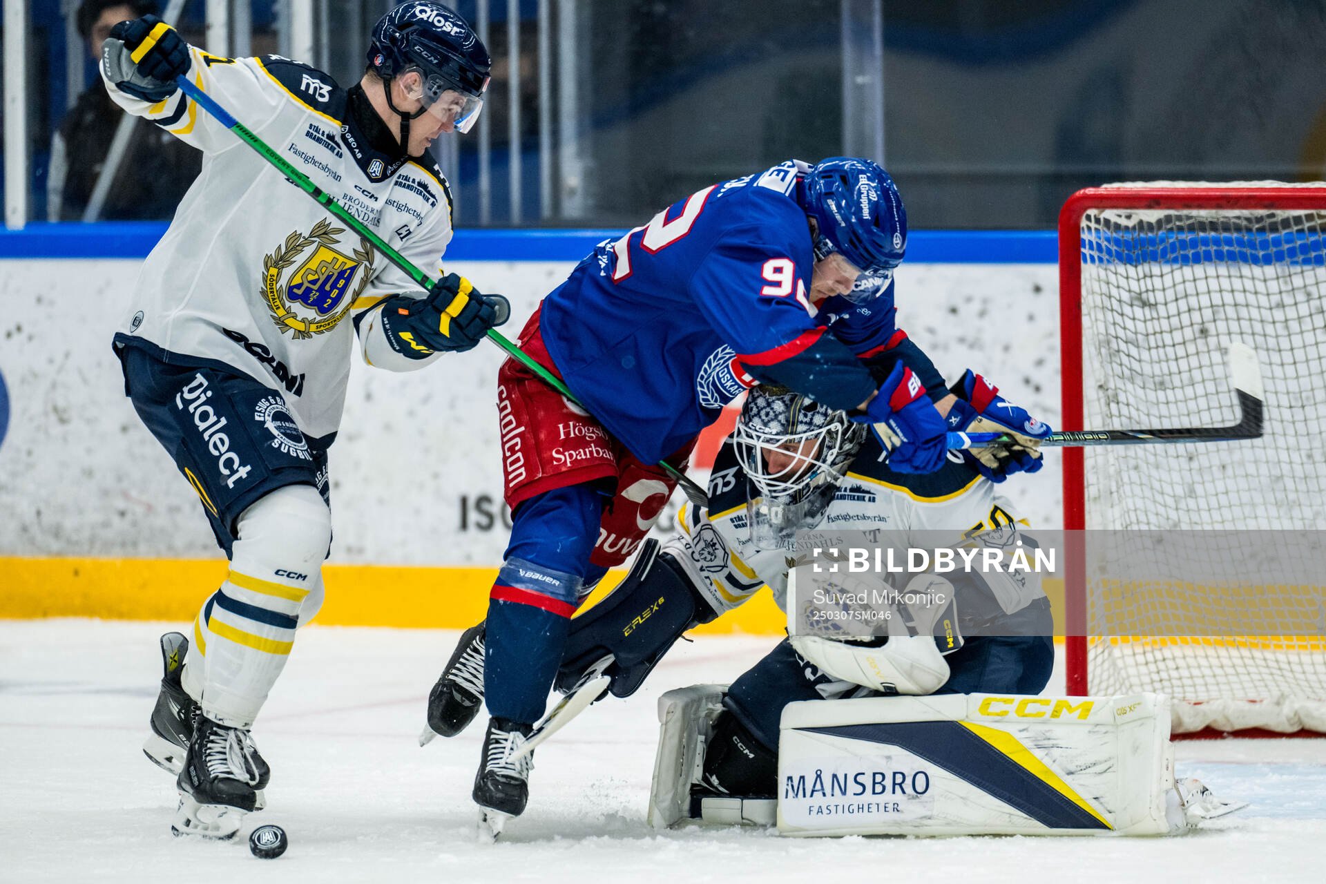 Södertäljes Andrew Nielsen och målvakt Frans Tuohimaa