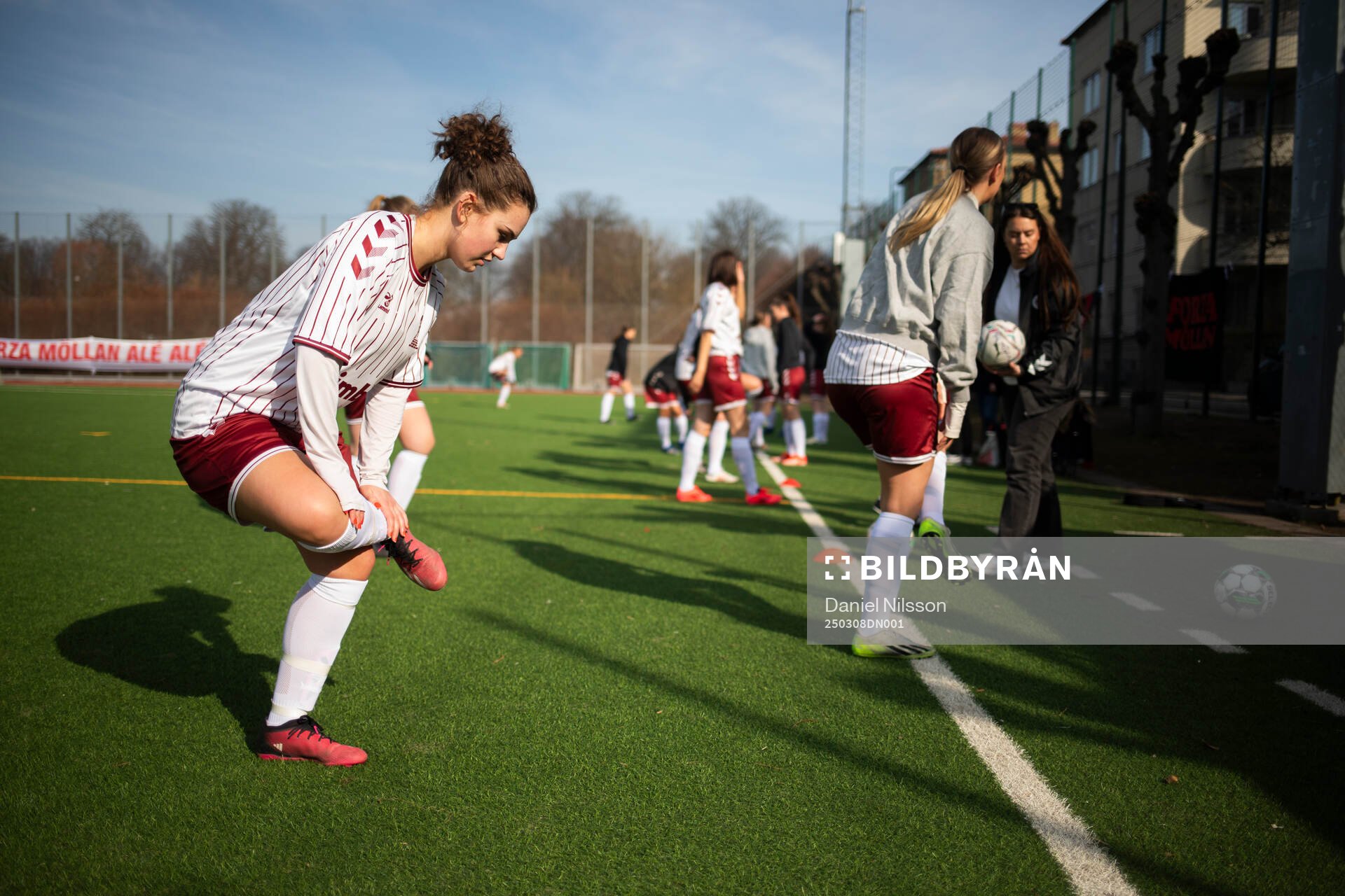 FC Möllans Hanna Tillwai värmer upp inför träningsmatchen i fotboll mellan FC Möllan och Las Presidentas den 8 mars 2025 i Malmö.