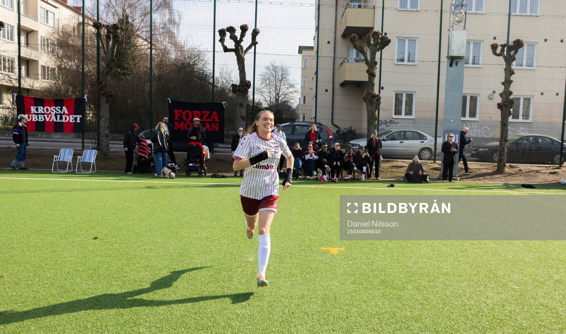 FC Möllans Emma Watson värmer upp inför träningsmatchen i fotboll mellan FC Möllan och Las Presidentas den 8 mars 2025 i Malmö.