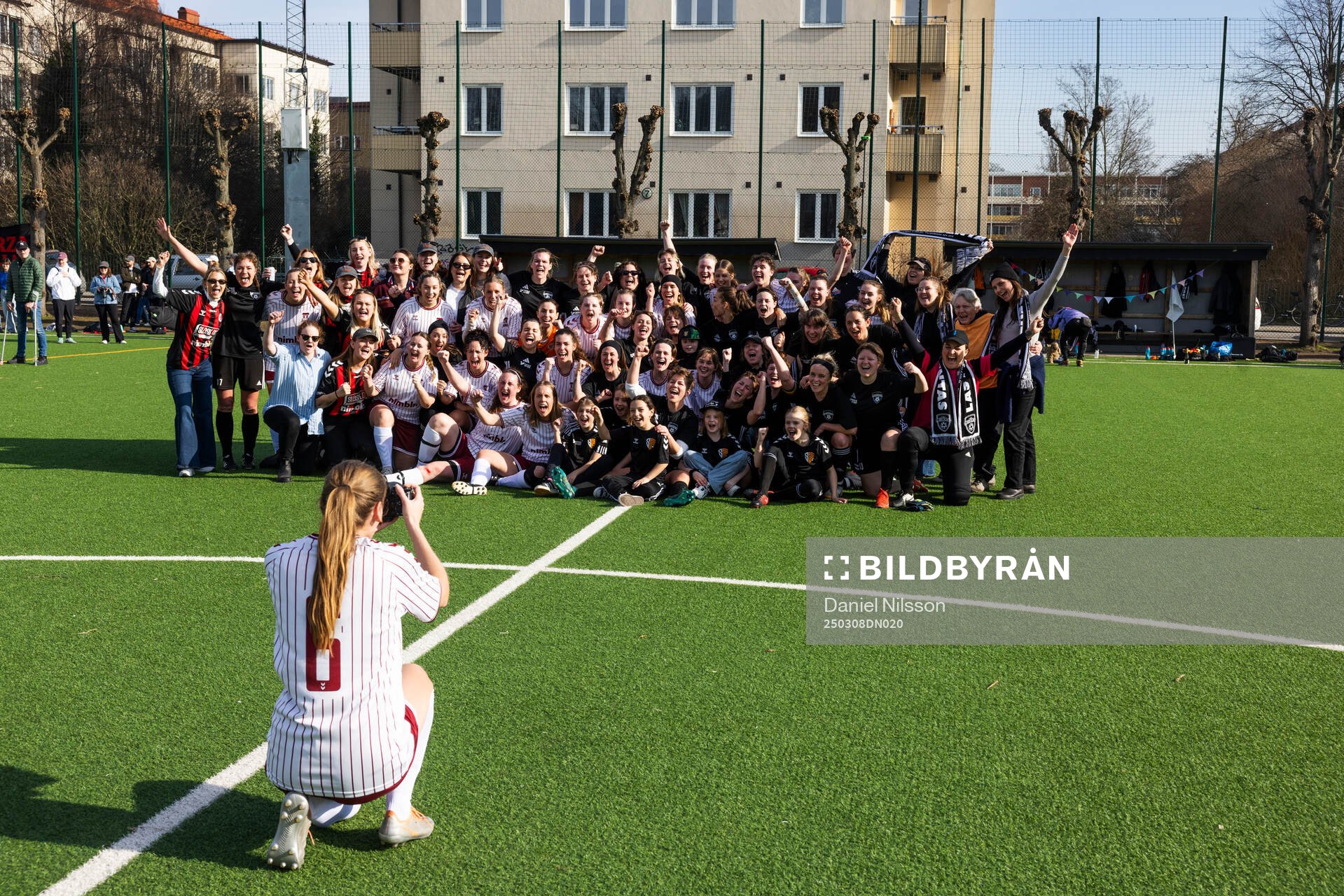 FC Möllans och Las Presidentas spelare fotograferaras