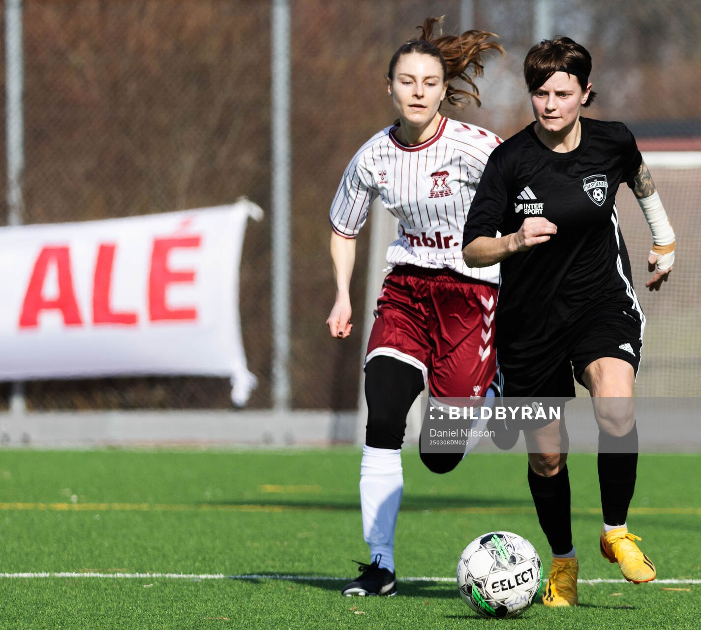 FC Möllans Linnea Jonsson och Las Presidentas Elin Giese