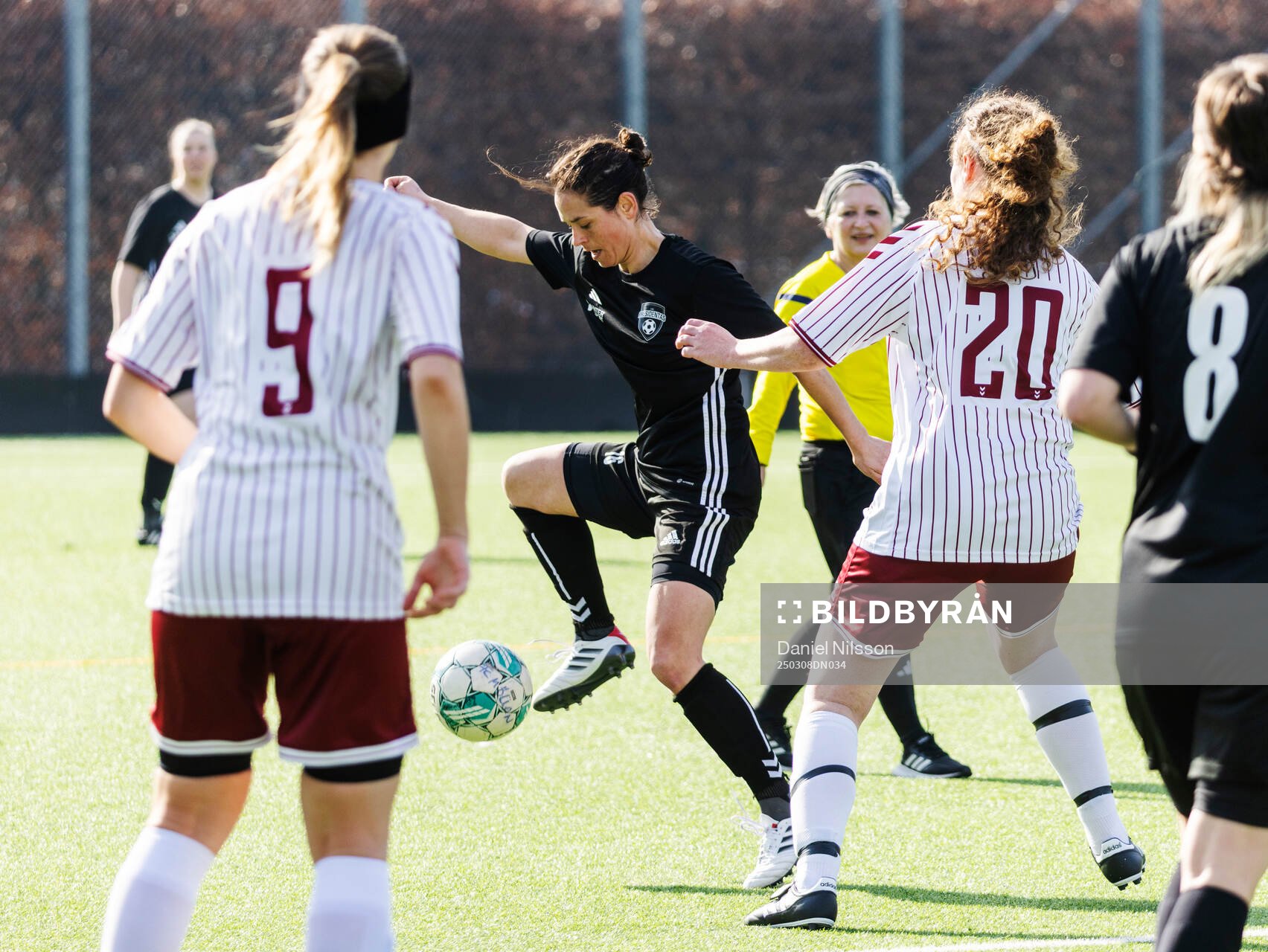 Las Presidentas Selma Sjöstedt  och FC Möllans Ida Lindqvist och Anna Lilijehov under träningsmatchen i fotboll mellan FC Möllan och Las Presidentas den 8 mars 2025 i Malmö. 