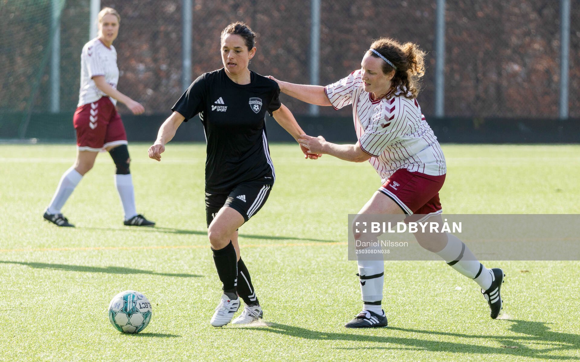 FC Möllans Anna Liljelov och Las Presidentas Selma Sjöstedt under träningsmatchen i fotboll mellan FC Möllan och Las Presidentas den 8 mars 2025 i Malmö. 