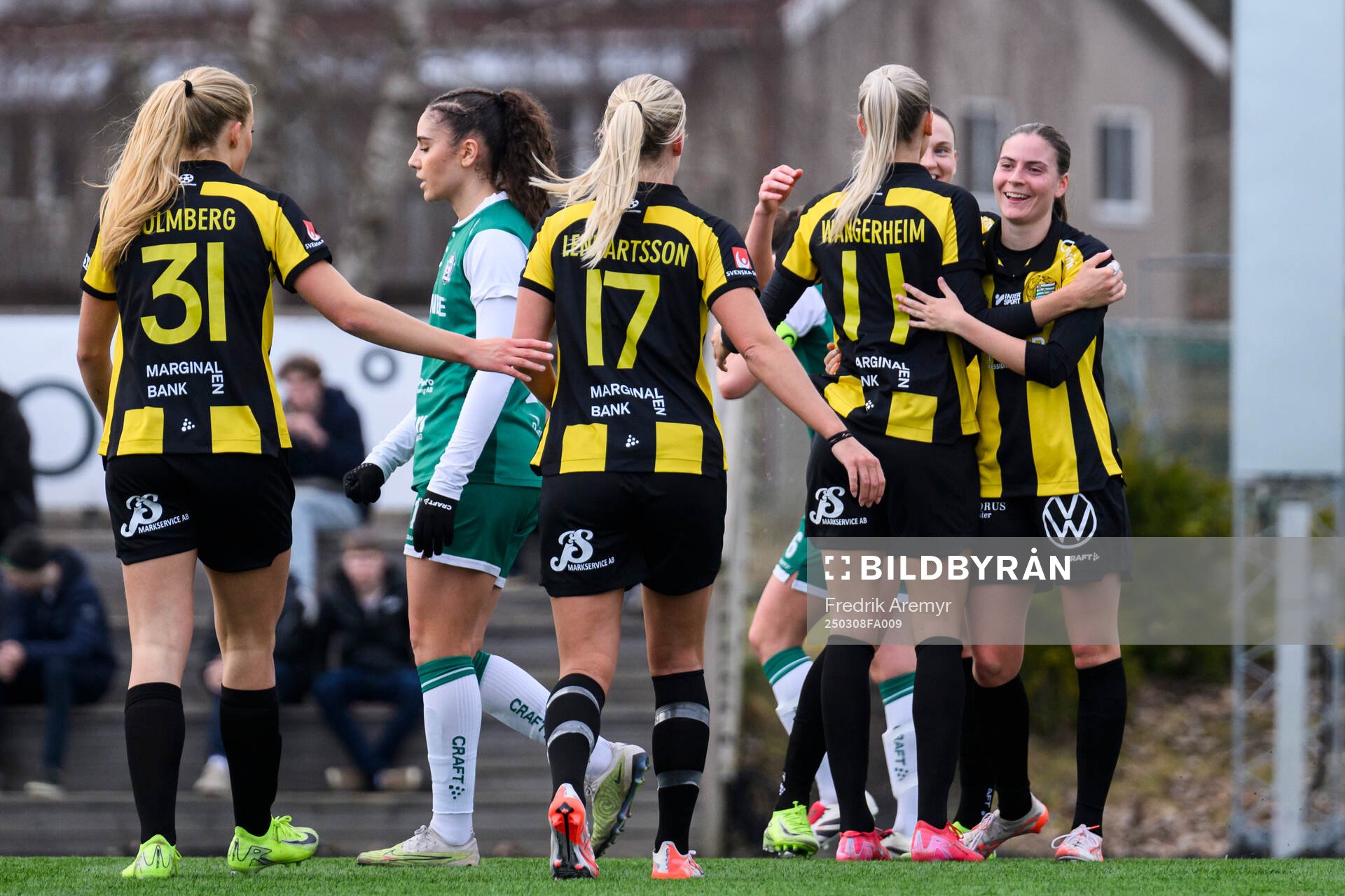 Hammarbys spelare kramar om lmålskytten Ellen Wangerheim