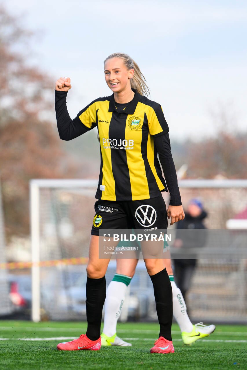 Hammarbys målskytt Ellen Wangerheim jublar