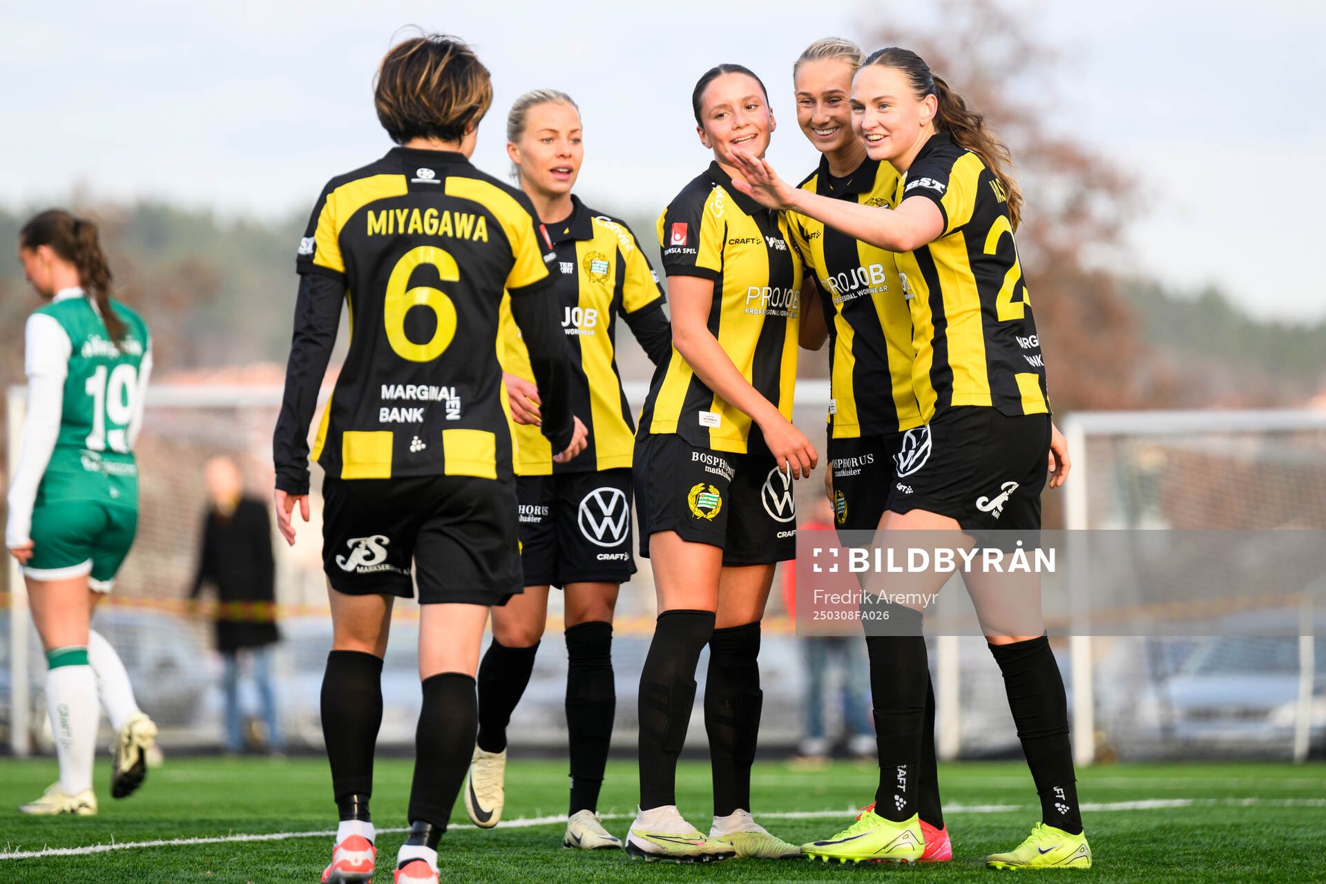 Hammarbys spelare jublar med målskytt Ellen Wangerheim