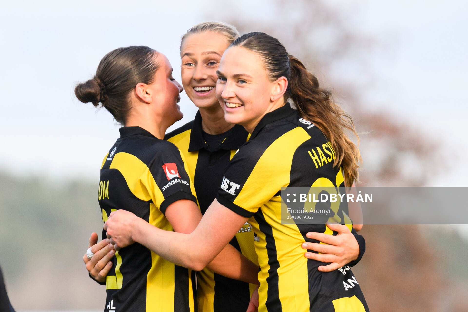 Hammarbys Vera Blom , målskytt Ellen Wangerheim och Vilde Hasund jublar efter 0-3 under fotbollsmatchen i Svenska Cupen mellan Alingsås och Hammarby den 8 mars 2025 i Alingsås.