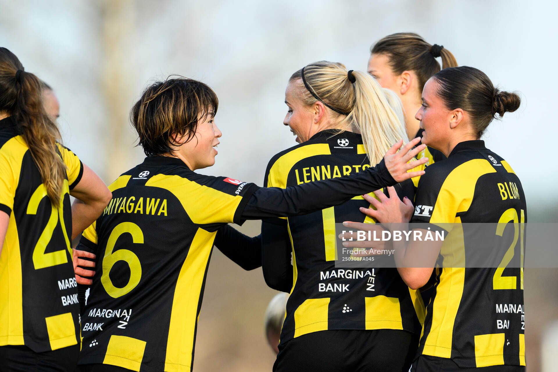 Hammarbys spelare jublar efter 0-4 under fotbollsmatchen i Svenska Cupen mellan Alingsås och Hammarby den 8 mars 2025 i Alingsås. 