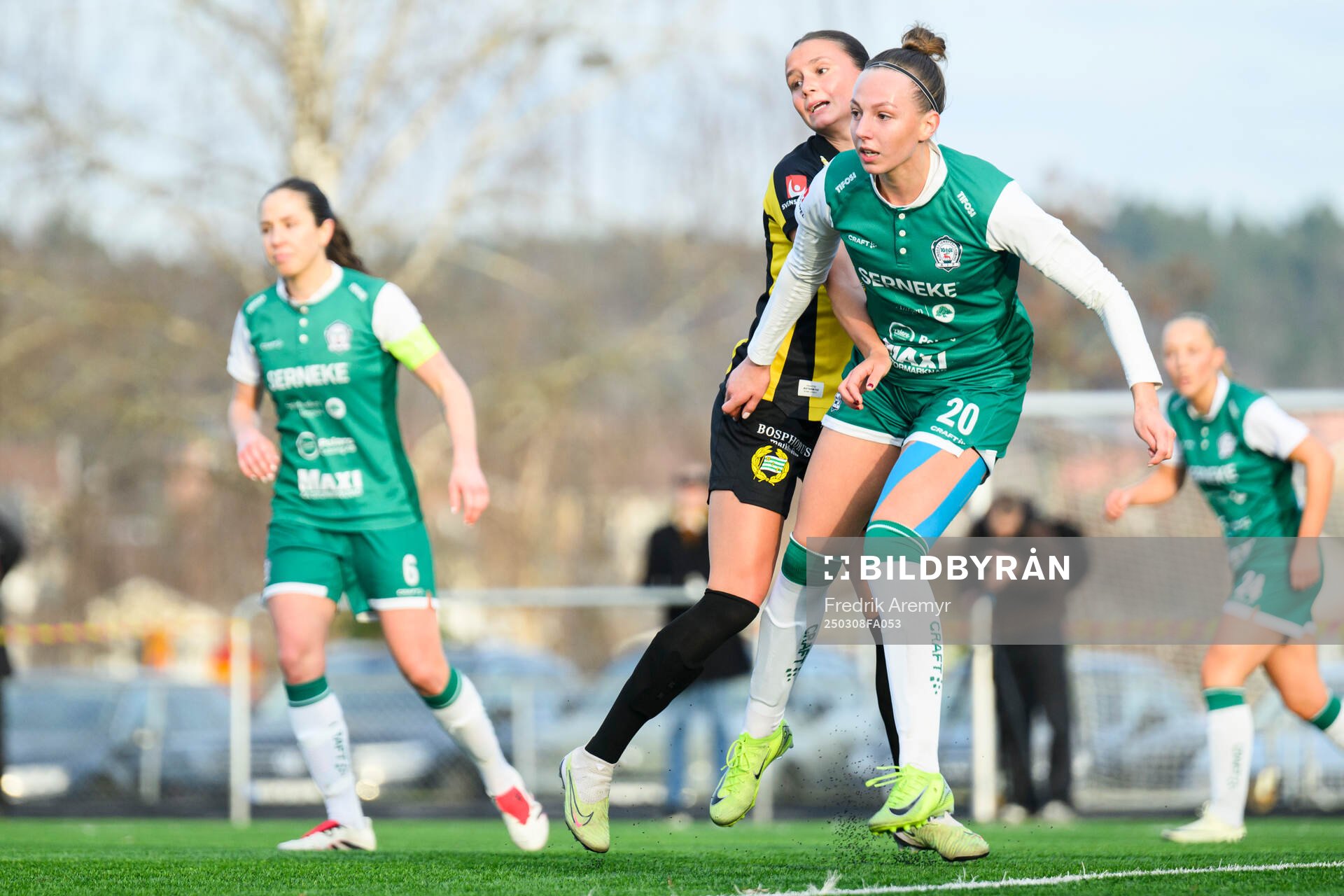 Hammarbys Vera Blom och Alingsås Emmy Blomberg under fotbollsmatchen i Svenska Cupen mellan Alingsås och Hammarby den 8 mars 2025 i Alingsås.