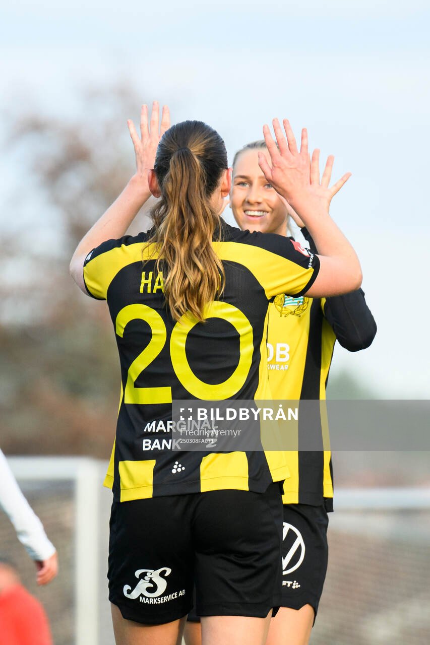 Hammarbys Vilde Hasund och målskytten Ellen Wangerheim