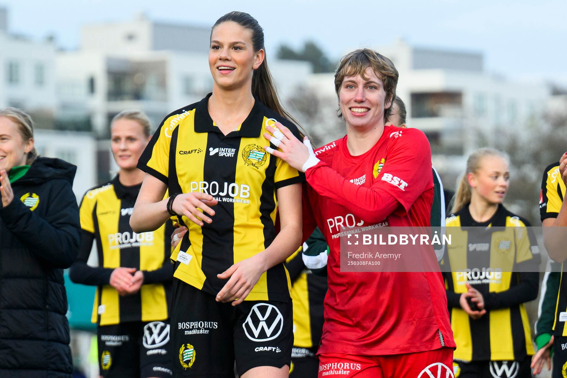 Hammarbys Bella Andersson och målvakt Moa Edrud  jublar