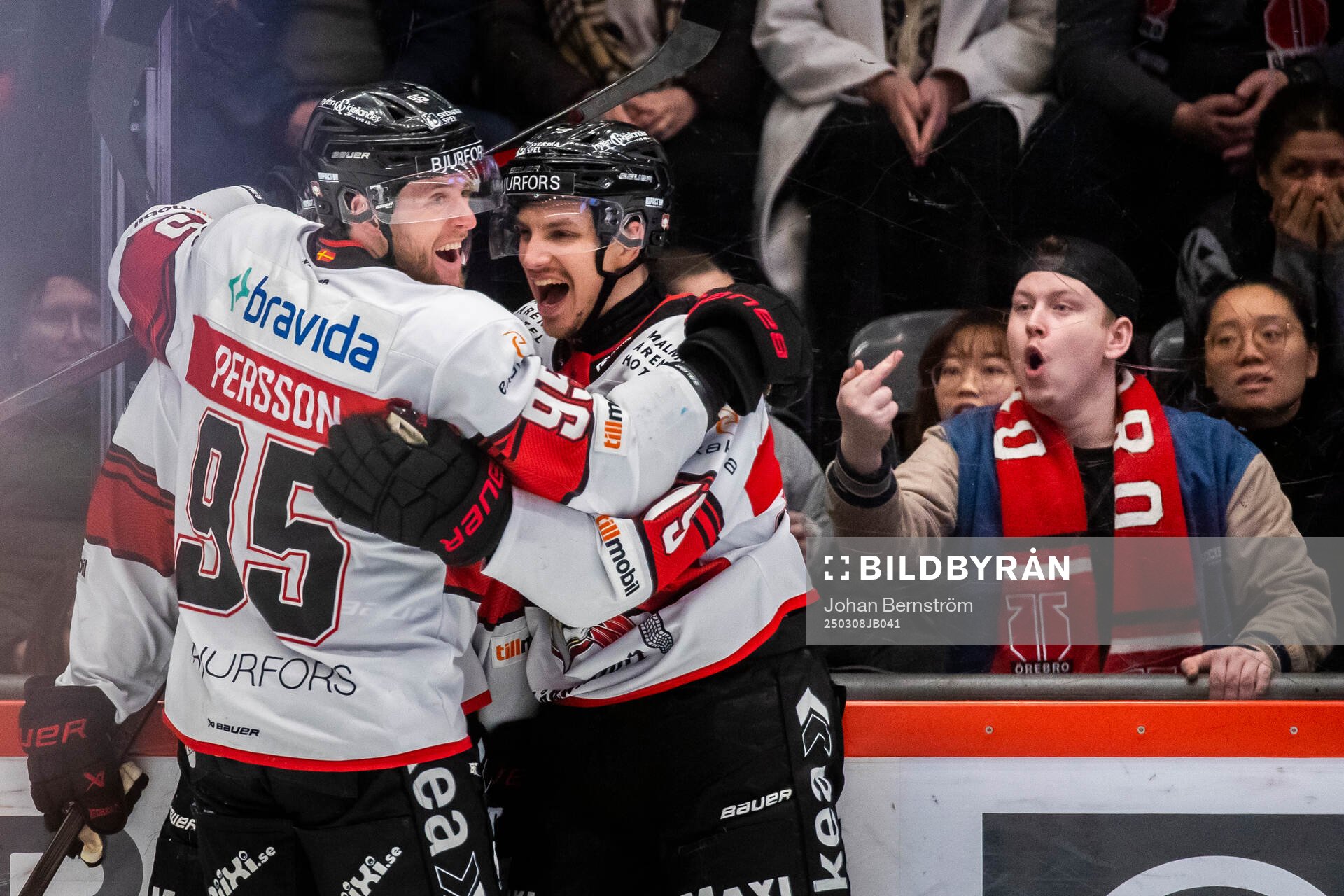 Malmö Redhawks Johan Olofsson gör 2-4 och jublar med Carl