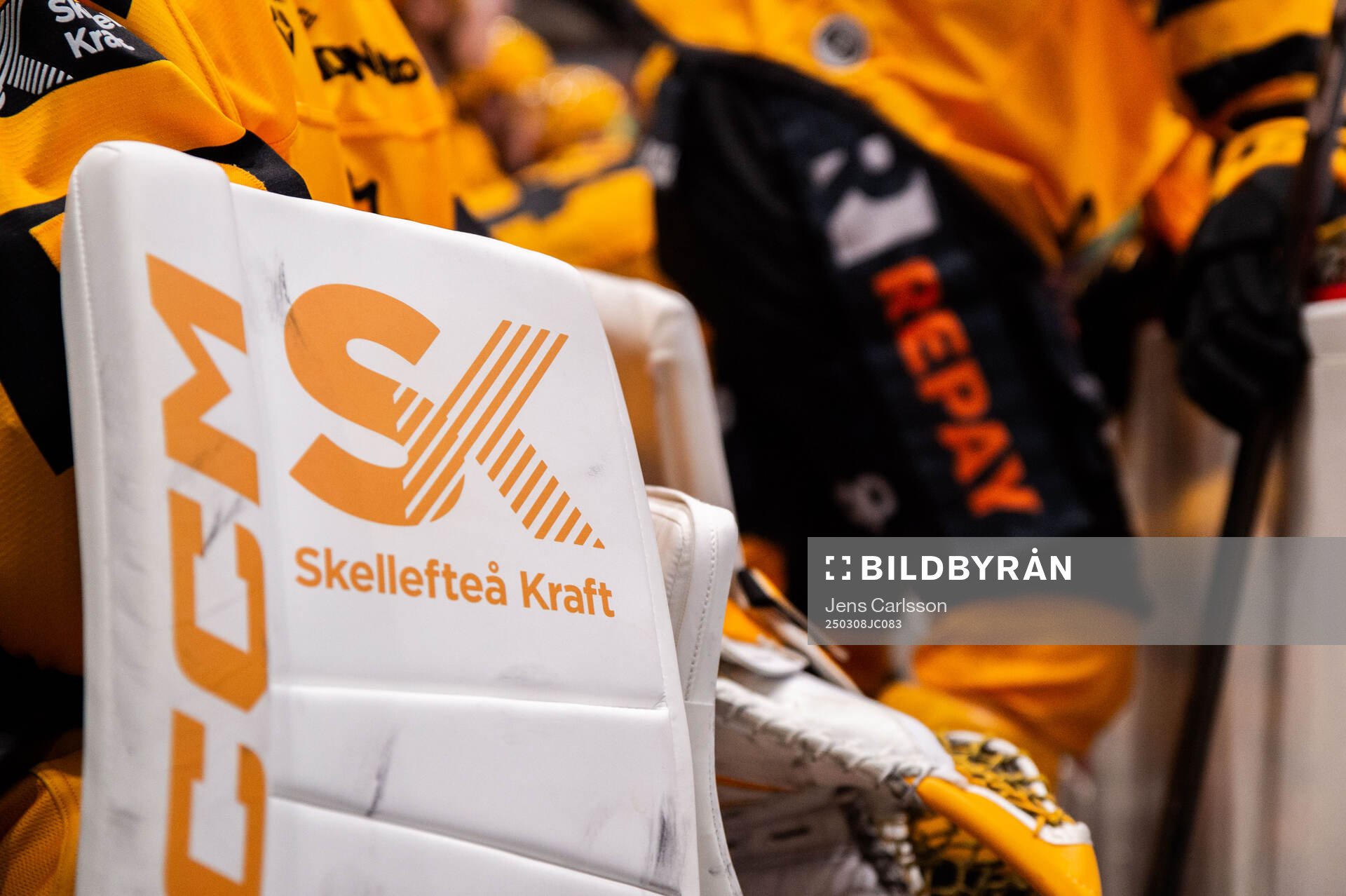 Skellefteå Krafts logotyp på Skellefteås målvakt Gustaf