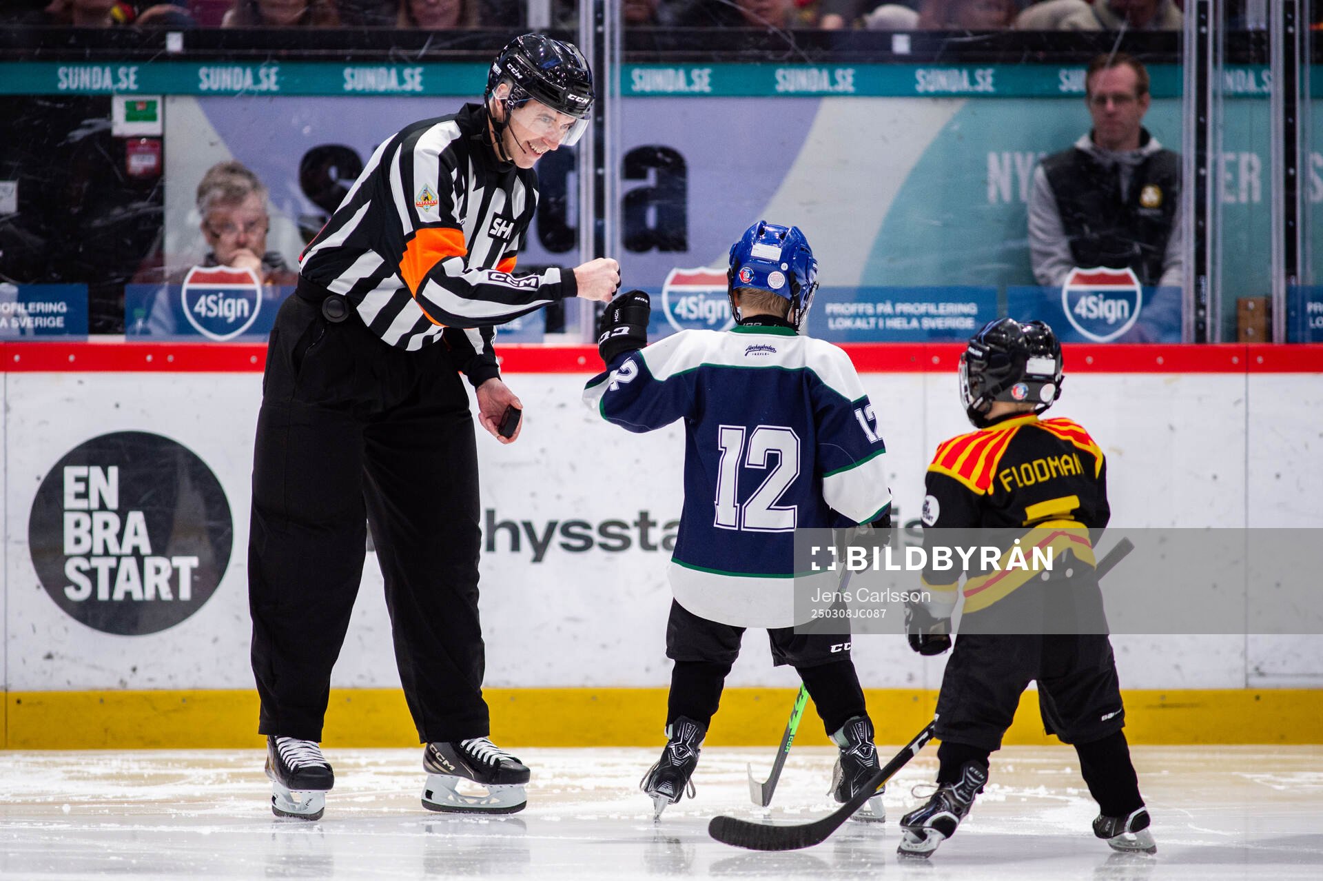 Domare Tobias Björk får matchpucken levererad av matchens