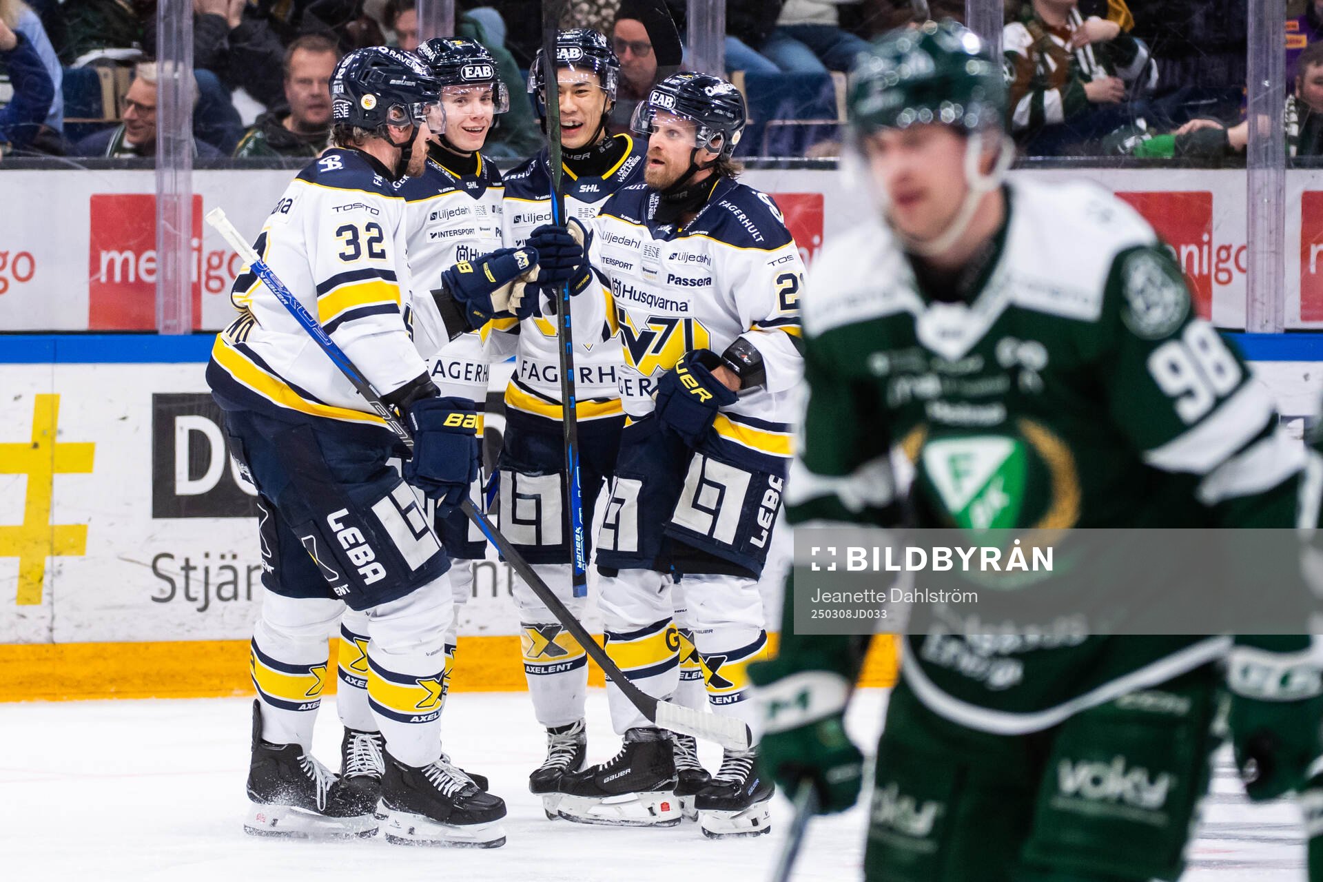 HV71s Mattias Tedenby jublar med lagkamrater