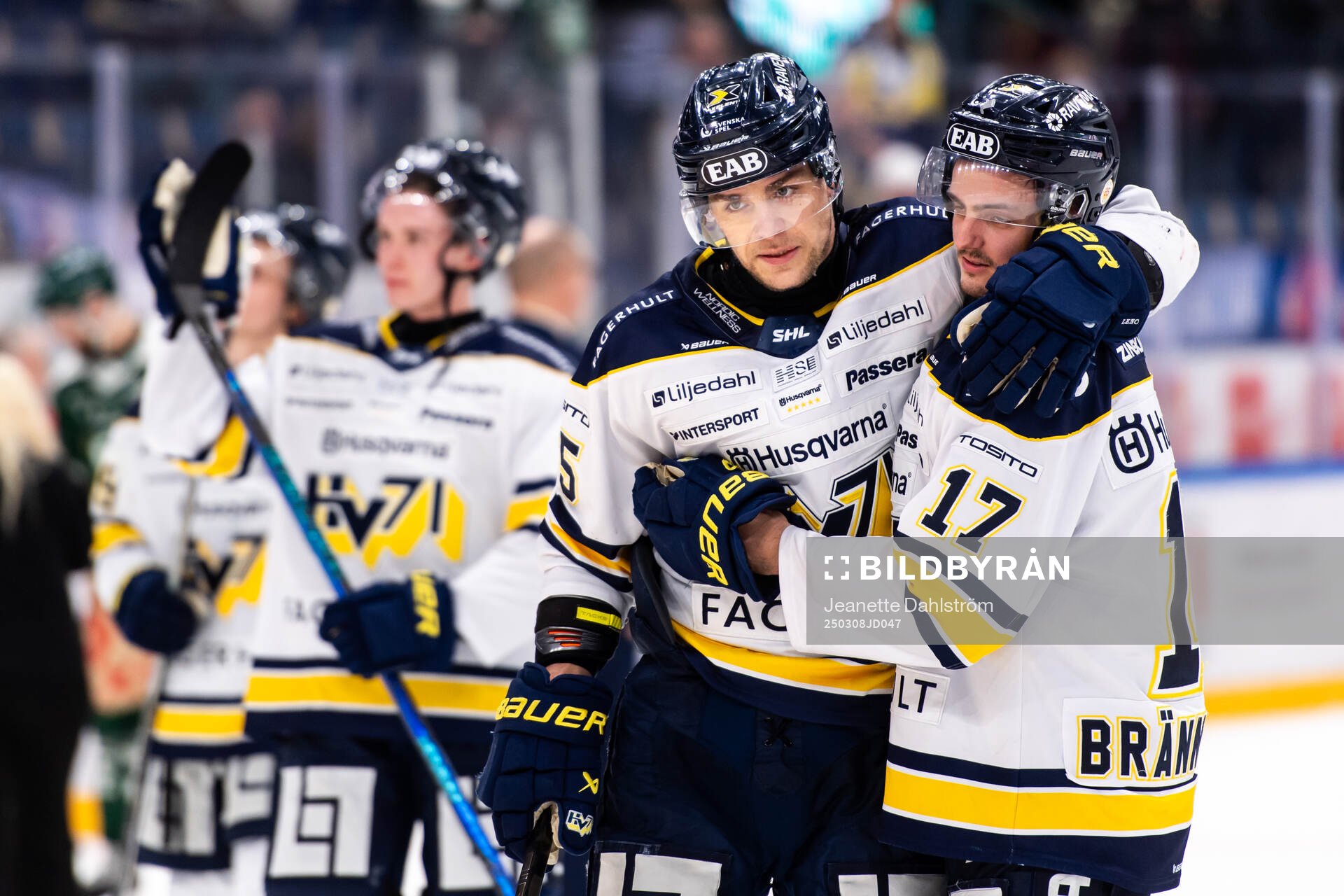 HV71s Radan Lenc och Isac Brännström jublar