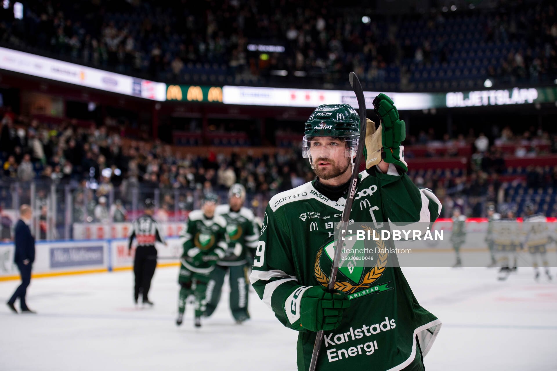 Färjestads Linus Johansson tackar supportar