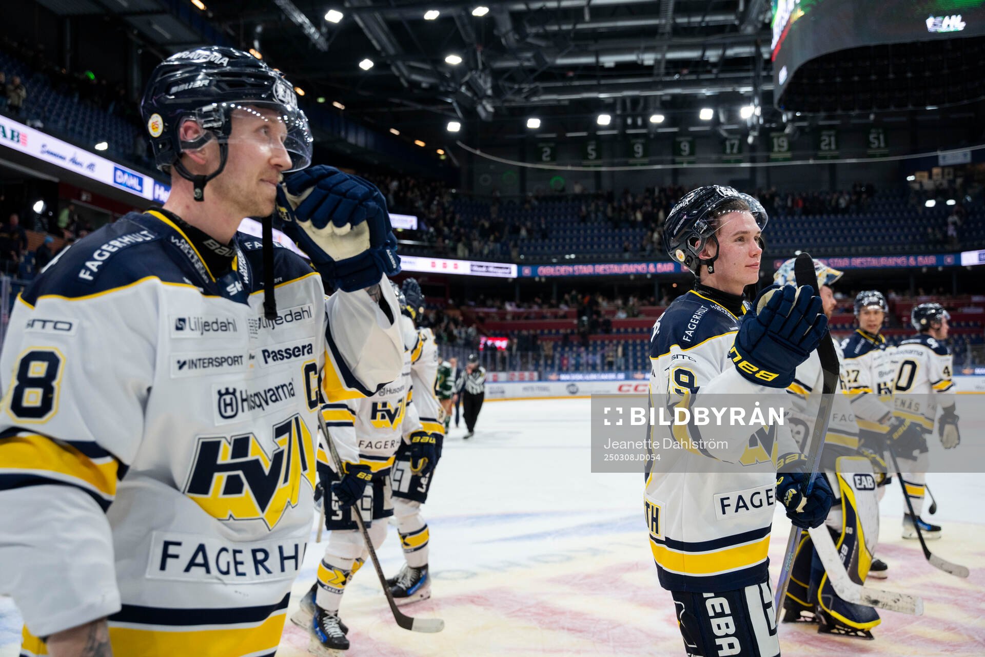 HV71s Oscar Davidsson och Wilhelm Hallquisth jublar