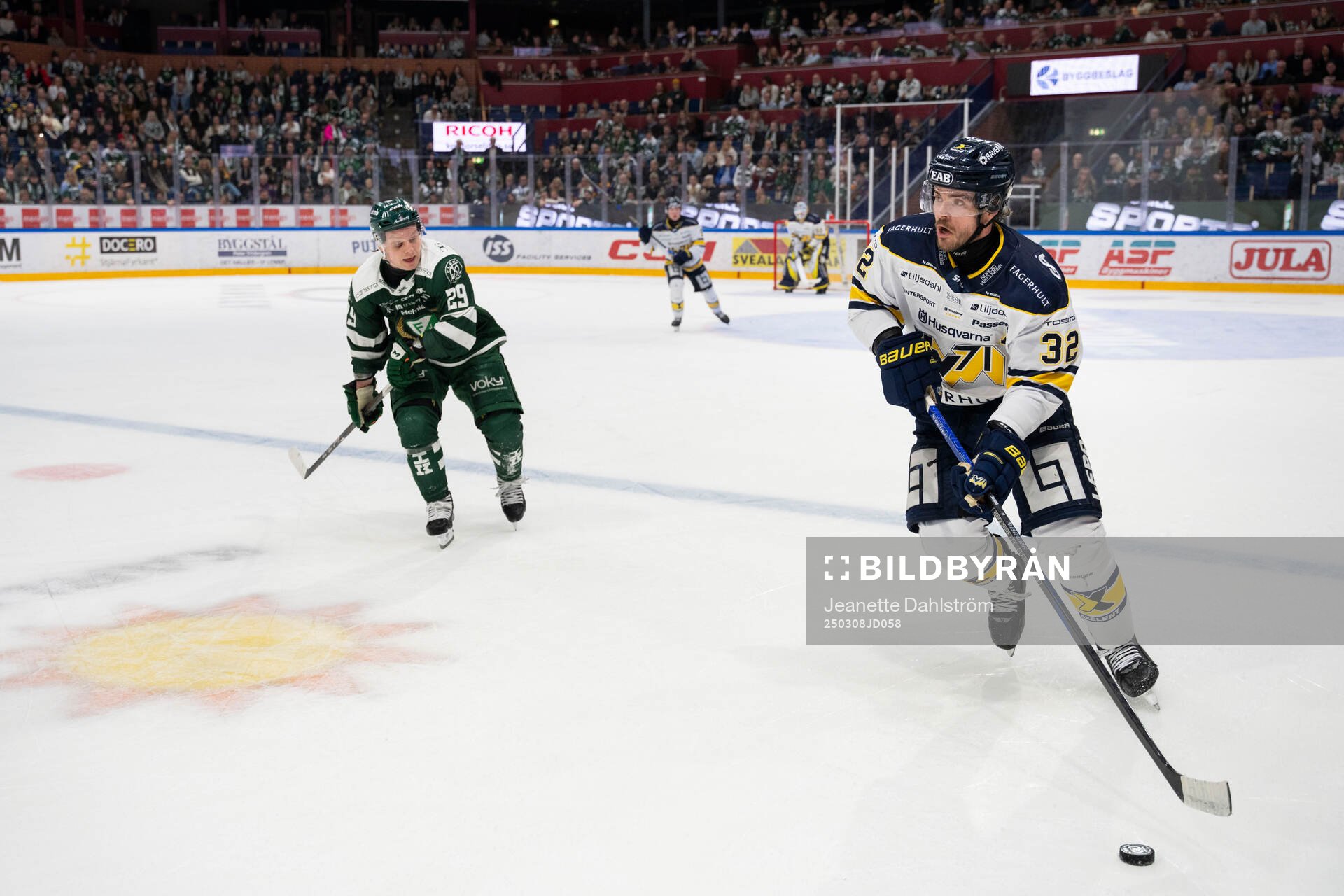 Färjestads Oskar Steen och HV71s Oscar Engsund