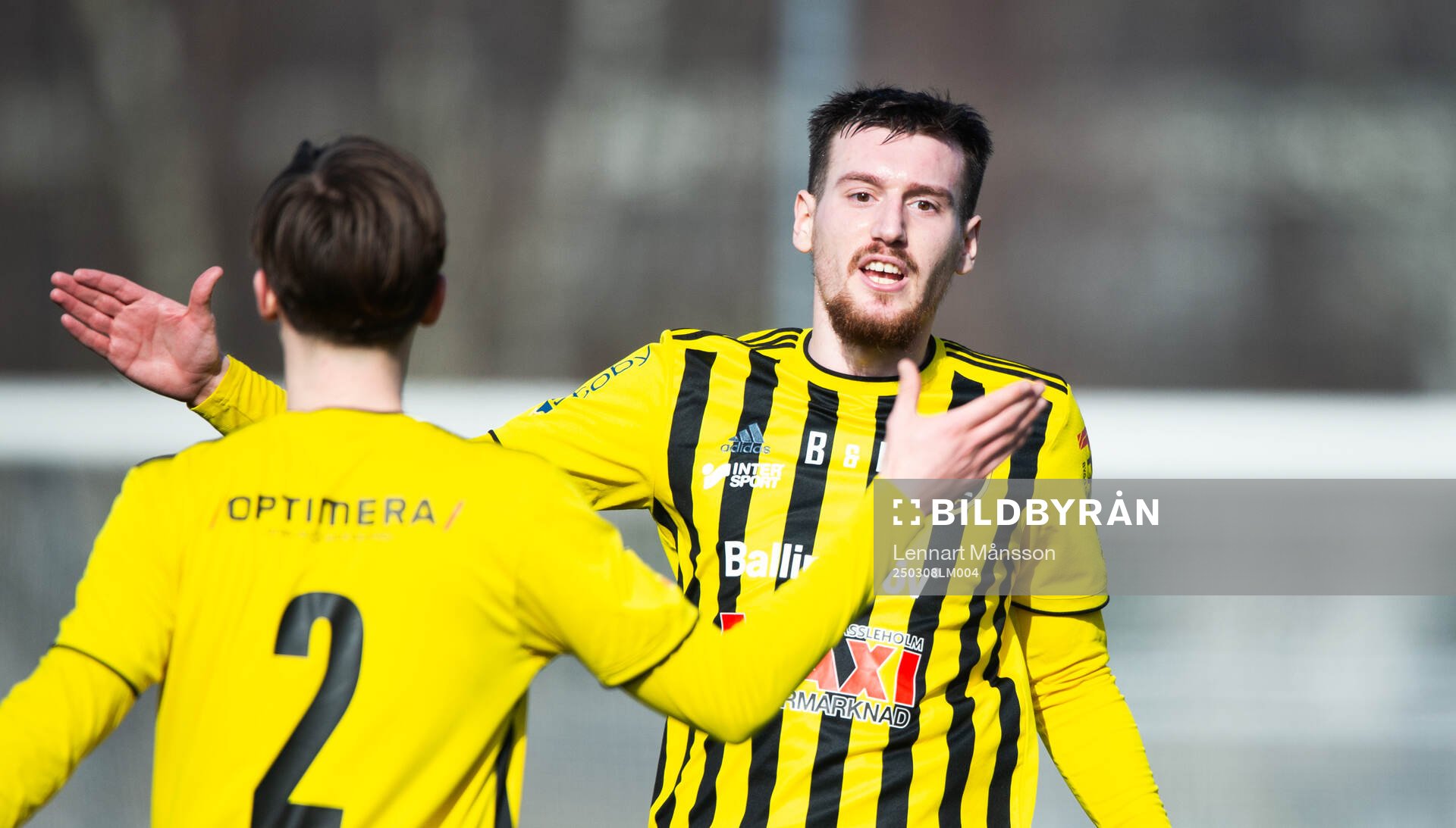 -målsskytten Erjan Rama grattas av Gustav Persson i träningsmatchen mellan IFK Hässleholm och Högaborg i Hässleholm 8 mars 2025.