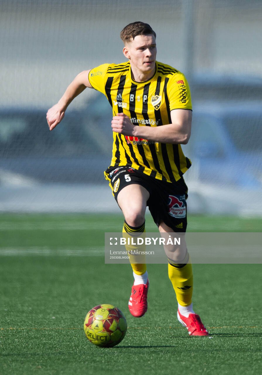 IFK Hässleholms Axel Henriksson i träningsmatchen mellan IFK Hässleholm och Högaborg i Hässleholm 8 mars 2025.
