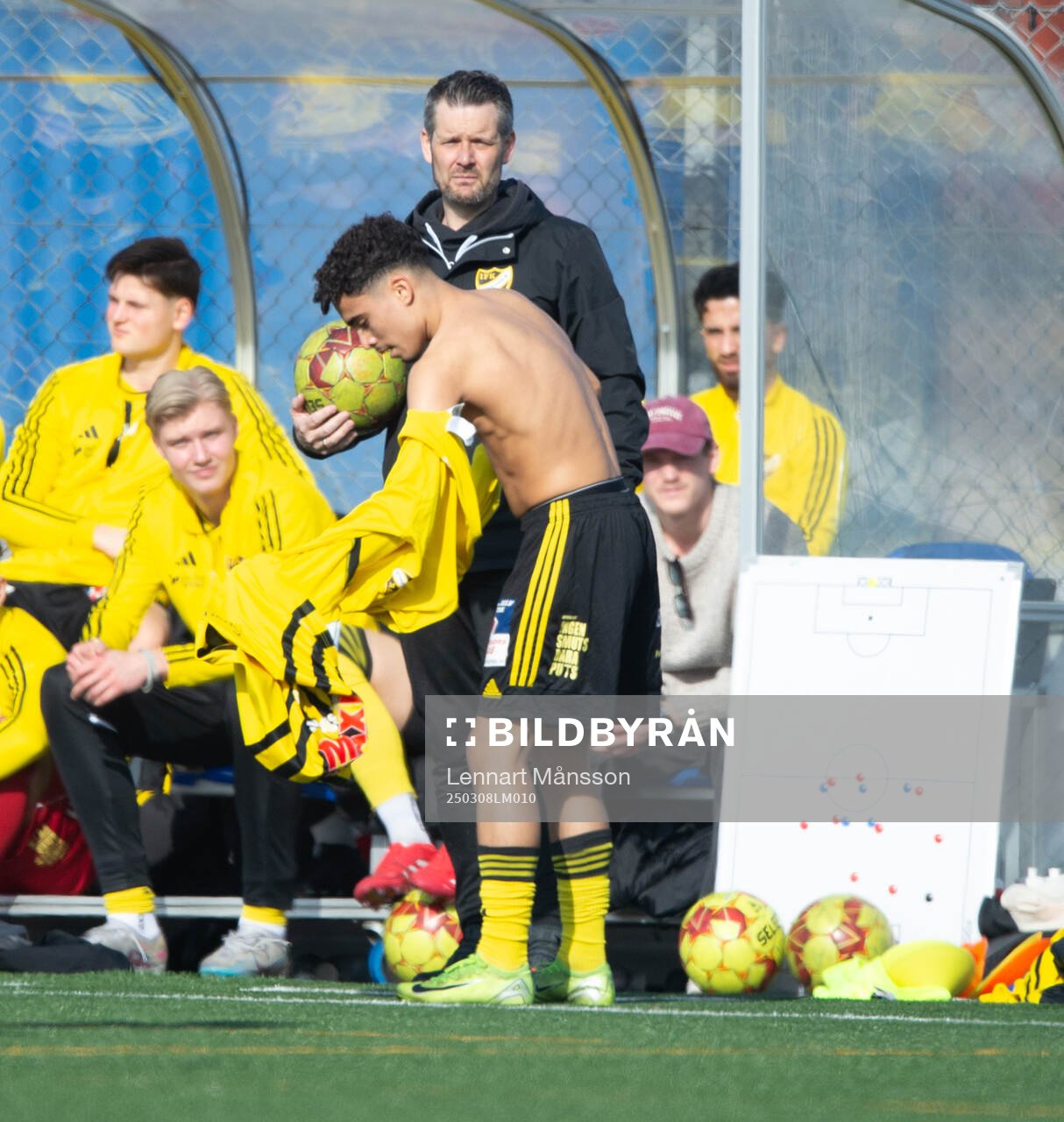 IFK Hässleholms Zeidan Sala byter tröjai träningsmatchen