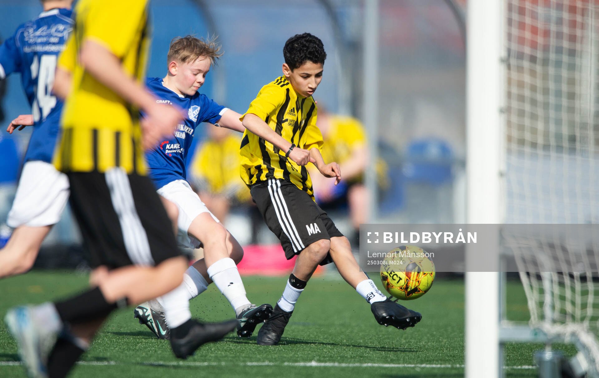 IFK Hässleholms Mustafa Ali bredsida in ett av sina mål i träningsmatchen för pojkar födda 2011, U14, mellan IFK Hässleholm och Askeröd i Hässleholm 8 mars 2025.