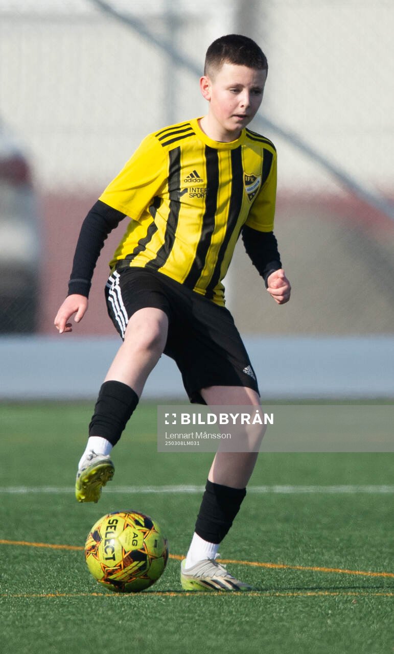 IFK Hässleholms Enzo De Stefano i träningsmatchen för pojkar födda 2011, U14, mellan IFK Hässleholm och Askeröd i Hässleholm 8 mars 2025.