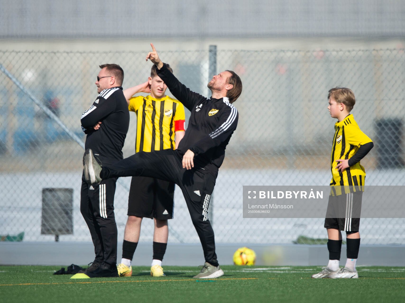 IFK Hässleholms tränare Ken Linde instruerar en spelare i