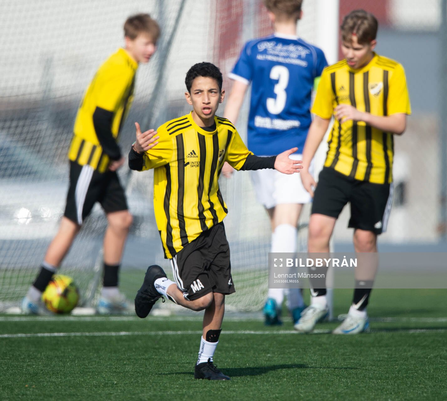IFK Hässleholms Mustafa Ali har gjort mål och jublar i träningsmatchen för pojkar födda 2011, U14, mellan IFK Hässleholm och Askeröd i Hässleholm 8 mars 2025.