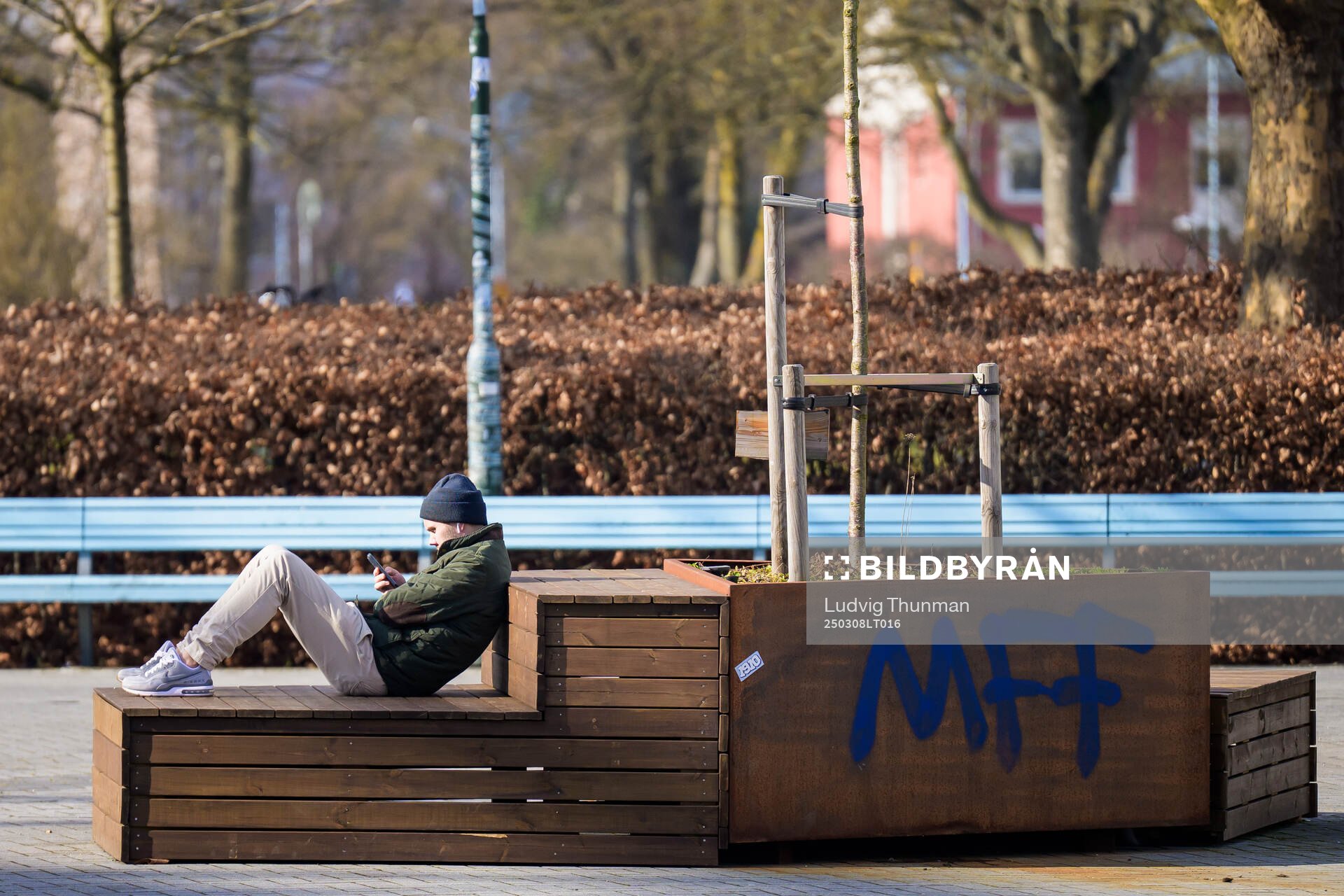 En person med mobiltelefon i solen