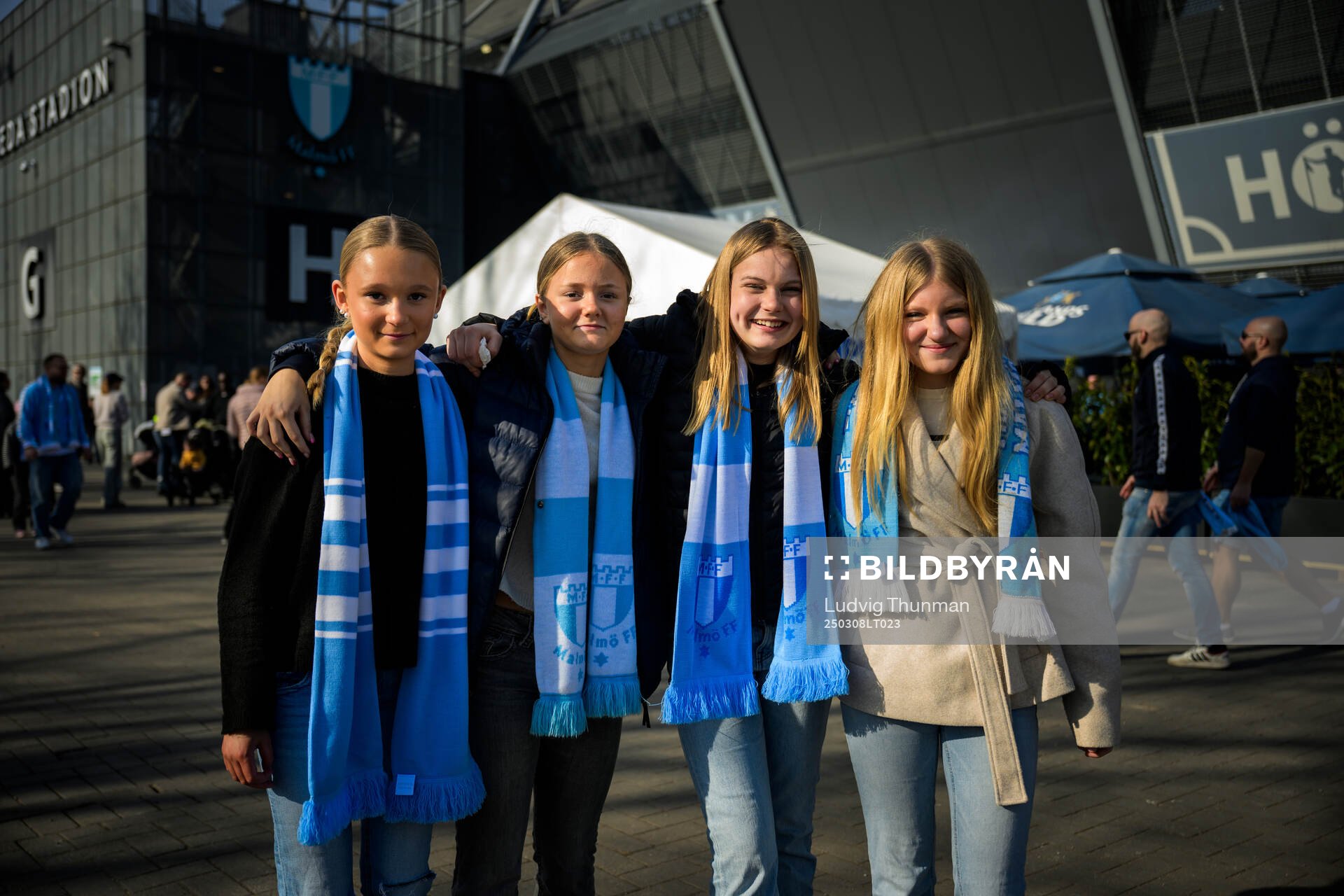 Fyra tonårstjejer med Malmö FFs halsdukar utanför arenan