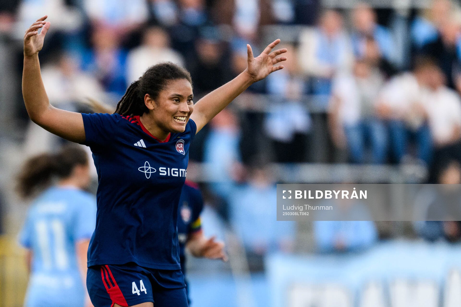 Rosengårds Jo-Anne Agbor Tataw Cronquist jublar efter 1-1 under fotbollsmatchen i Svenska Cupen mellan Malmö FF och Rosengård den 8 mars 2025 i Malmö.