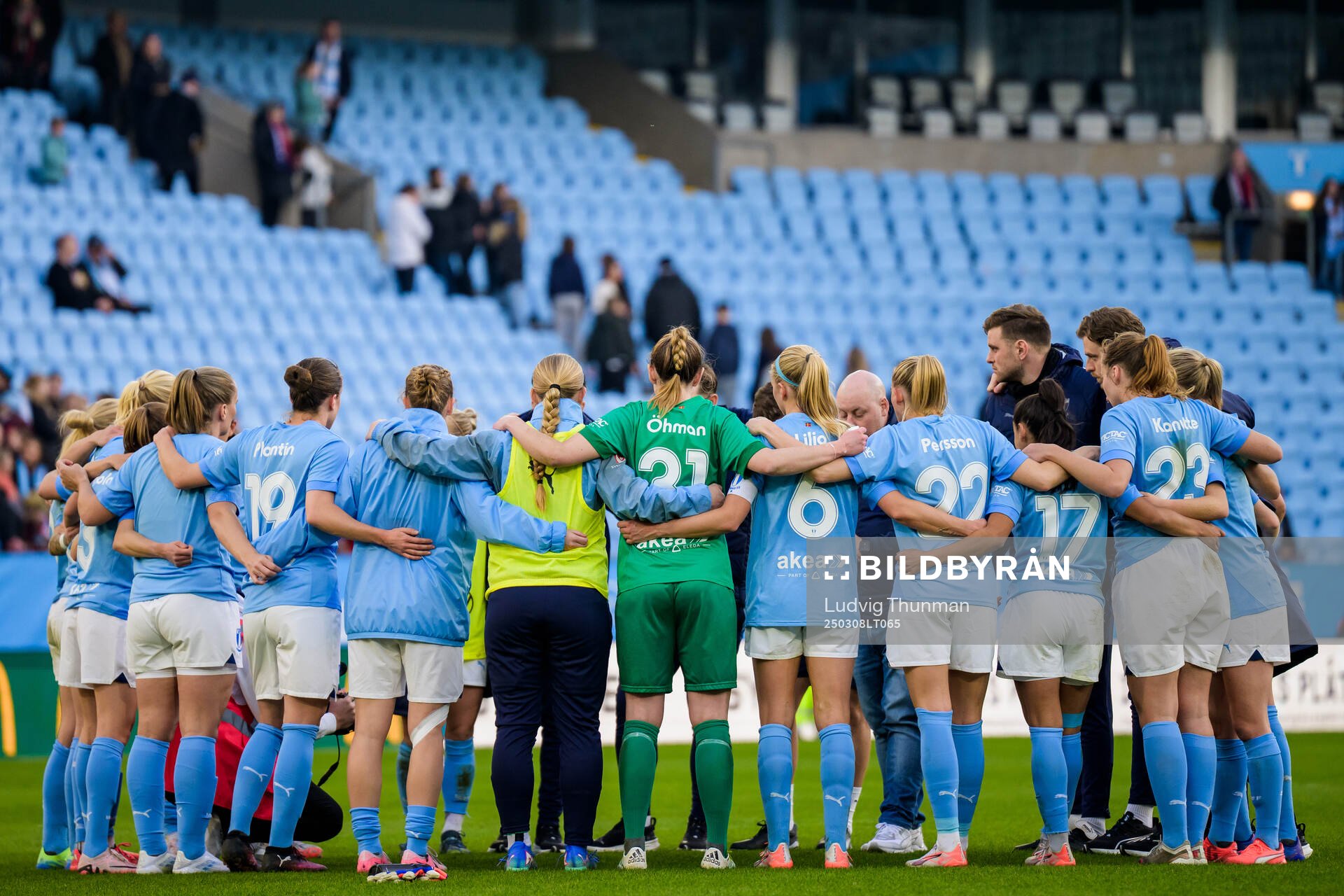 Malmö FFs spelare samlas efter fotbollsmatchen i Svenska Cupen mellan Malmö FF och Rosengård den 8 mars 2025 i Malmö. 