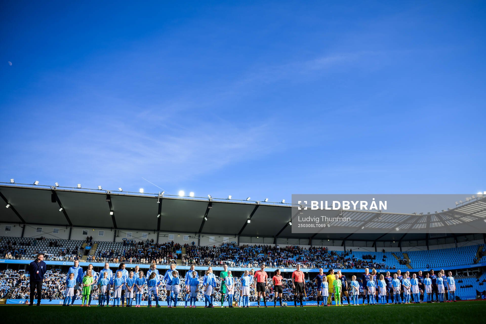 Spelarna ställer upp inför fotbollsmatchen i Svenska Cupen mellan Malmö FF och Rosengård den 8 mars 2025 i Malmö. 