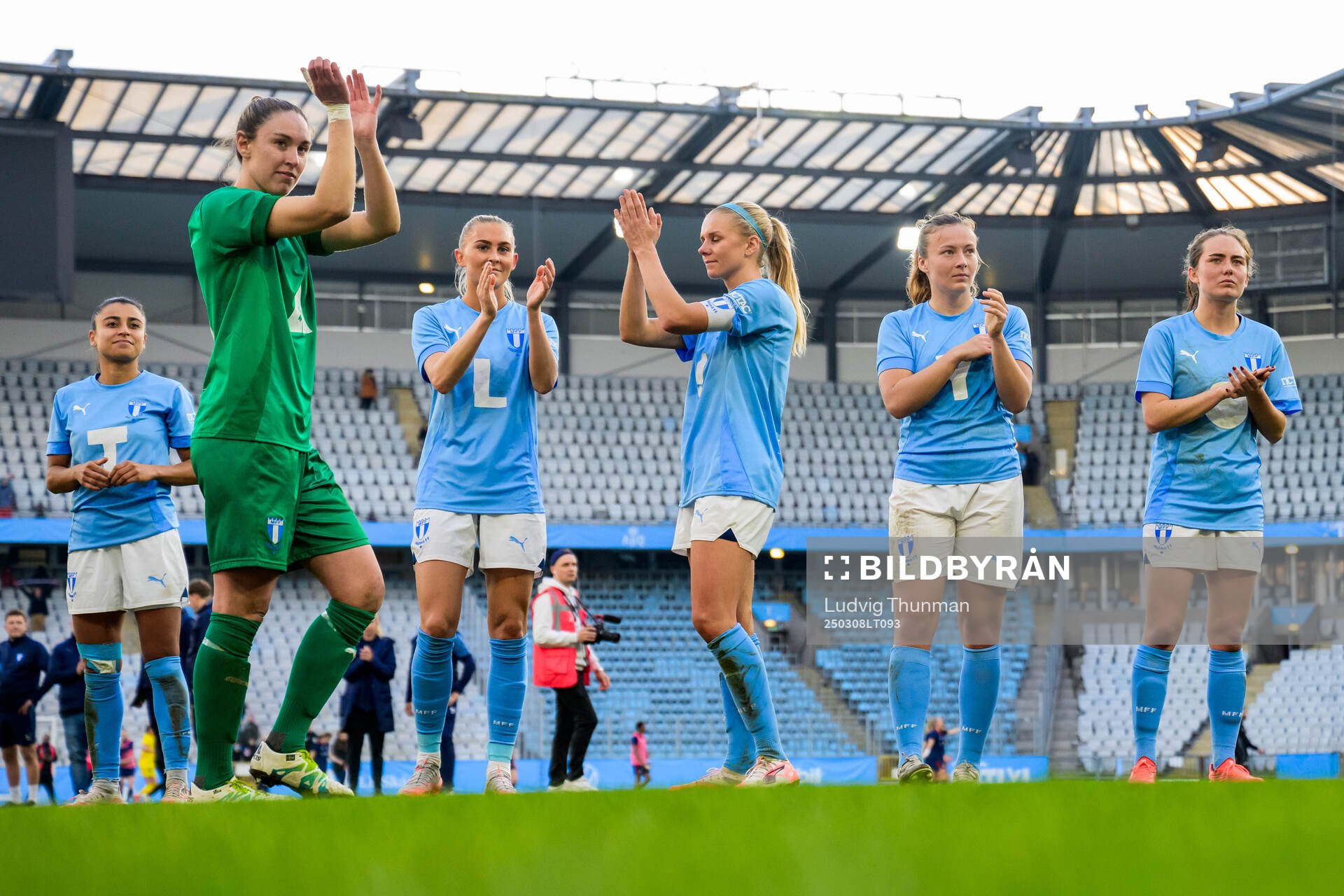 Malmö FFs spelare tackar publiken efter fotbollsmatchen i Svenska Cupen mellan Malmö FF och Rosengård den 8 mars 2025 i Malmö. 