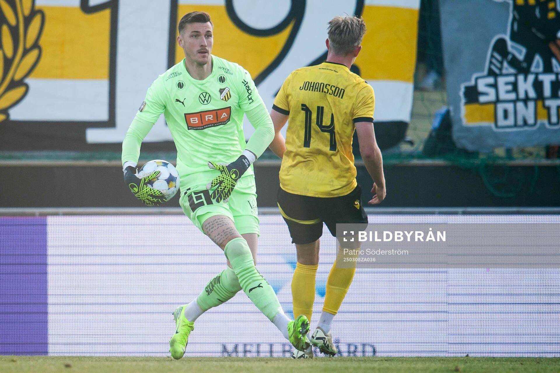 Häckens målvakt Andreas Linde och Mjällbys Herman