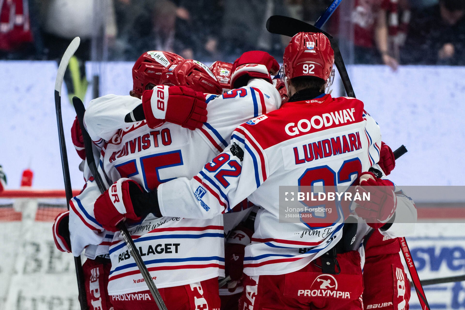 Timrås Filip Hållander jublar med lagkamrater