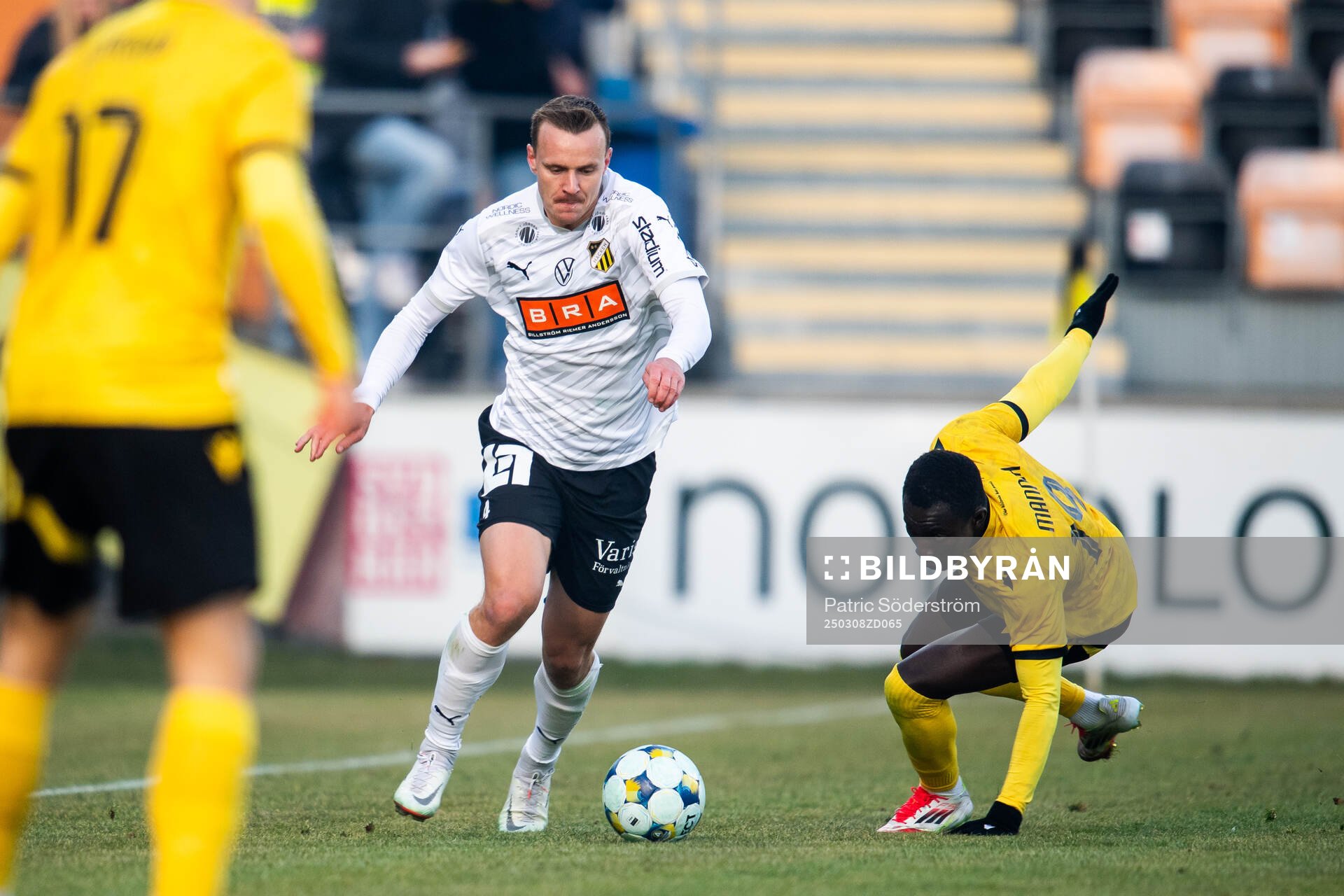Häckens Marius Lode och Mjällbys Abdoulie Manneh