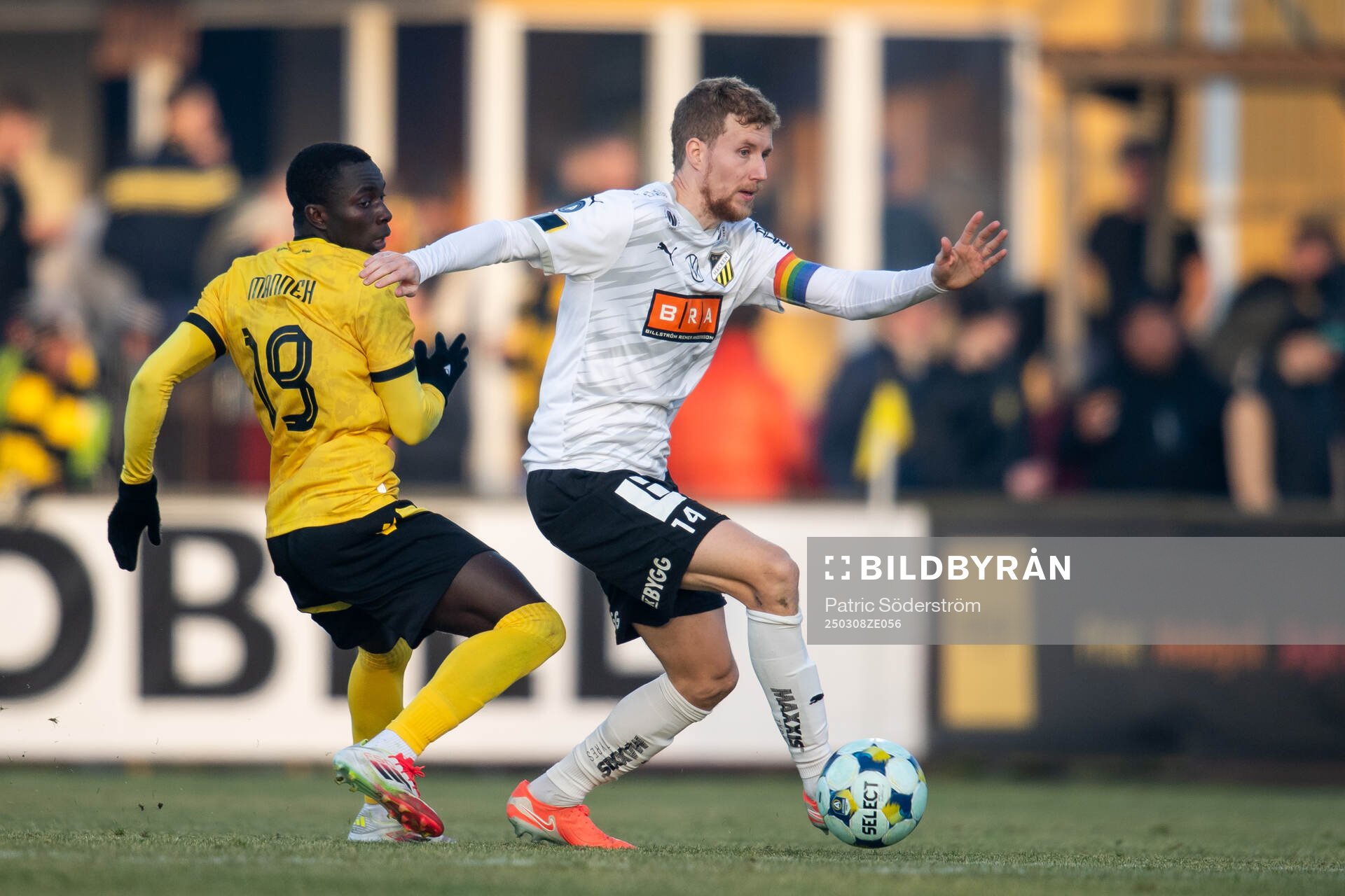 Mjällbys Abdoulie Manneh och Häckens Simon Gustafson