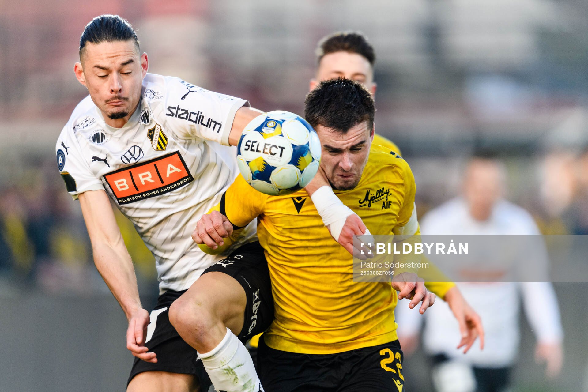 Häckens Amor Layouni och Mjällbys Jesper Gustavsson