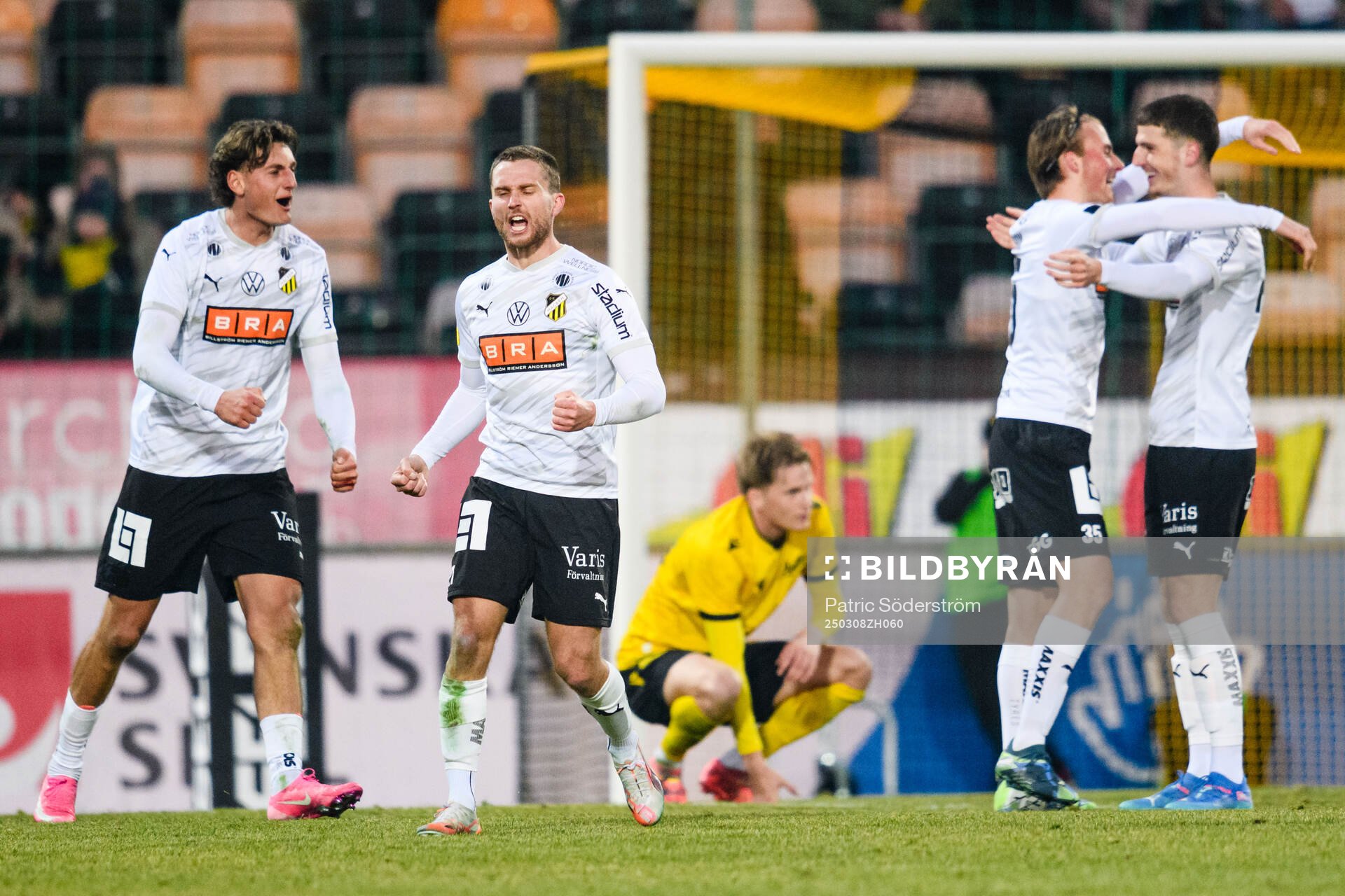 Häckens spelare jublar