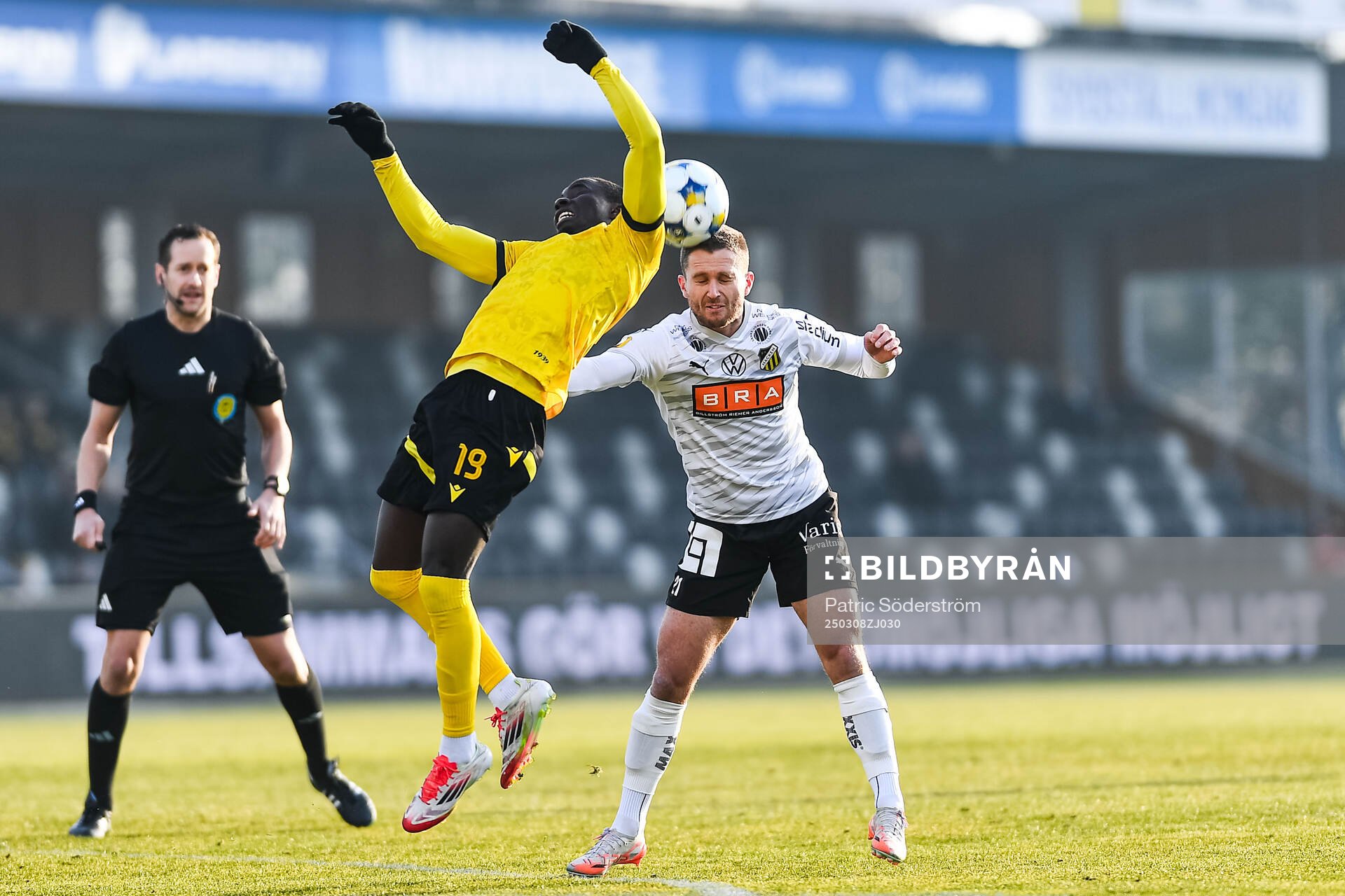 Mjällbys Abdoulie Manneh och Häckens Adam Lundkvist
