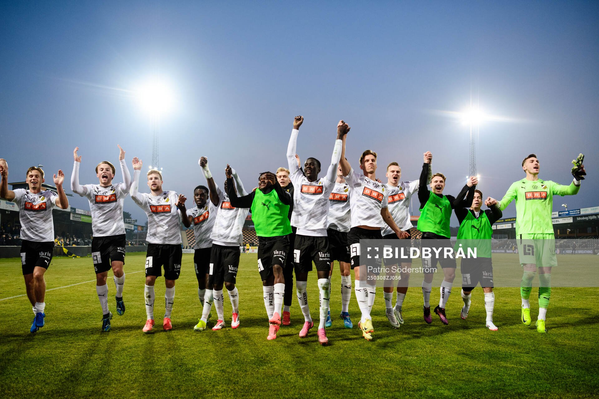 Häckens spelare jublar efter kvartsfinalen i Svenska Cupen mellan Mjällby och Häcken den 8 mars 2025 i Hällevik. 