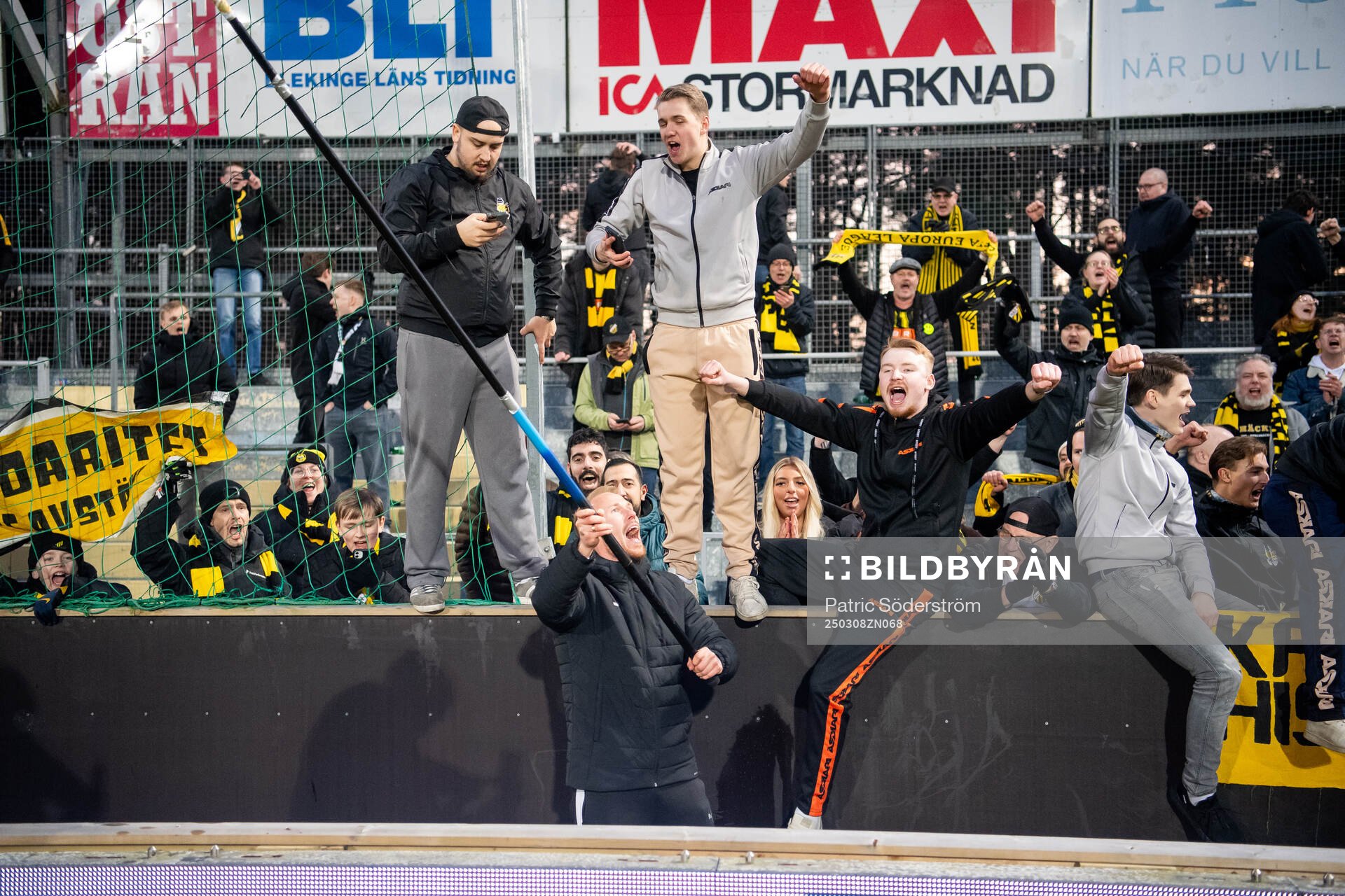 Häckens Mikkel Rygaard firar segern med supportrarna