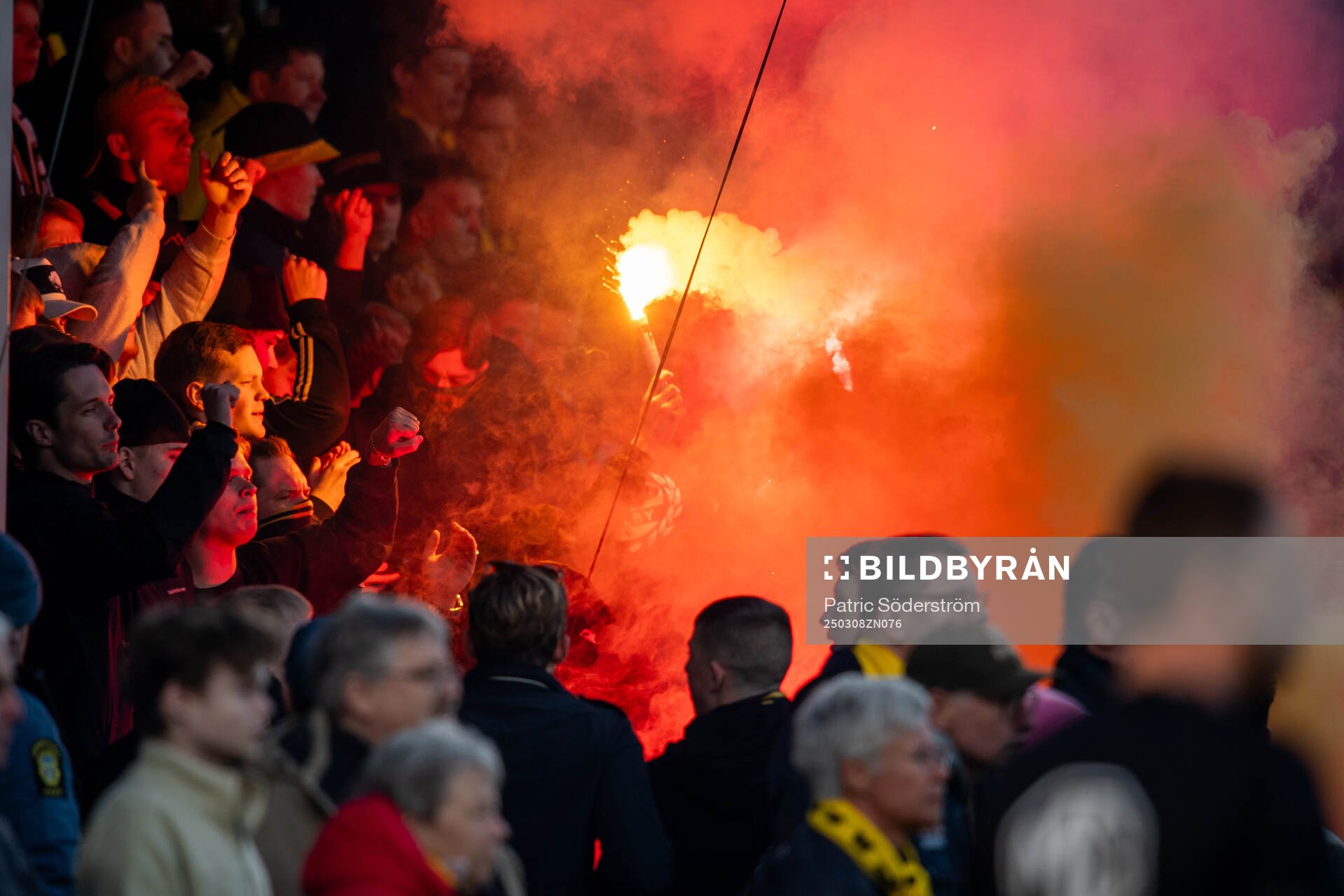 Mjällbys supportrar med pyroteknik